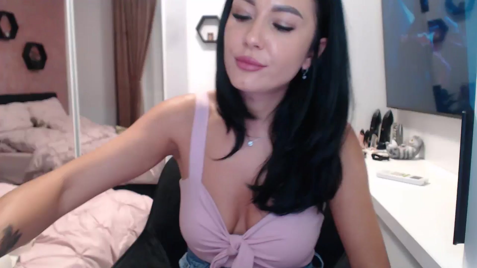 Gallery image thumbnail from Butterfly's myfreecams stream on, 09/08/2024, 12:11 image 15 of 20