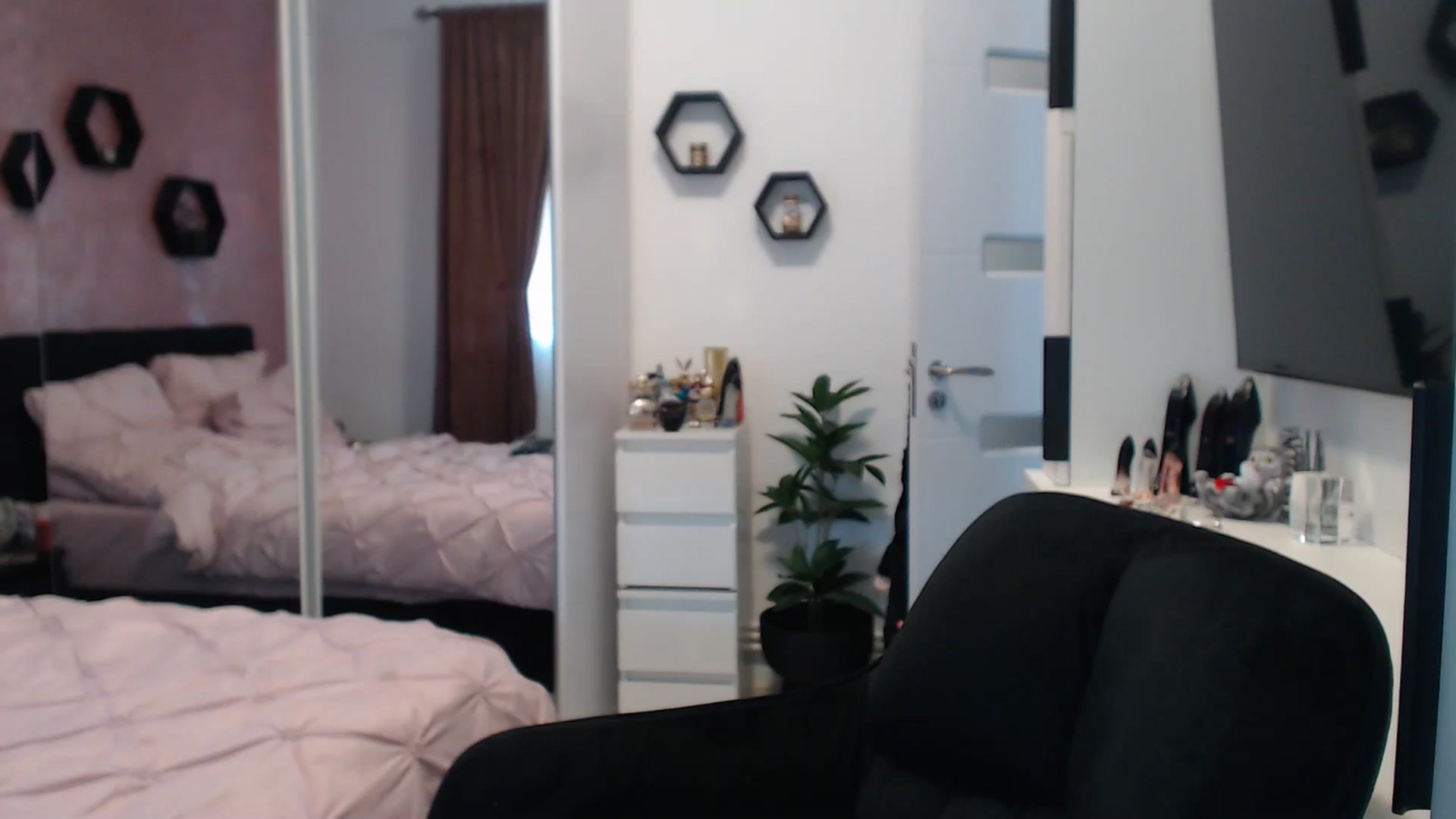 Gallery image thumbnail from Butterfly's myfreecams stream on, 10/04/2024, 13:02 image 2 of 20