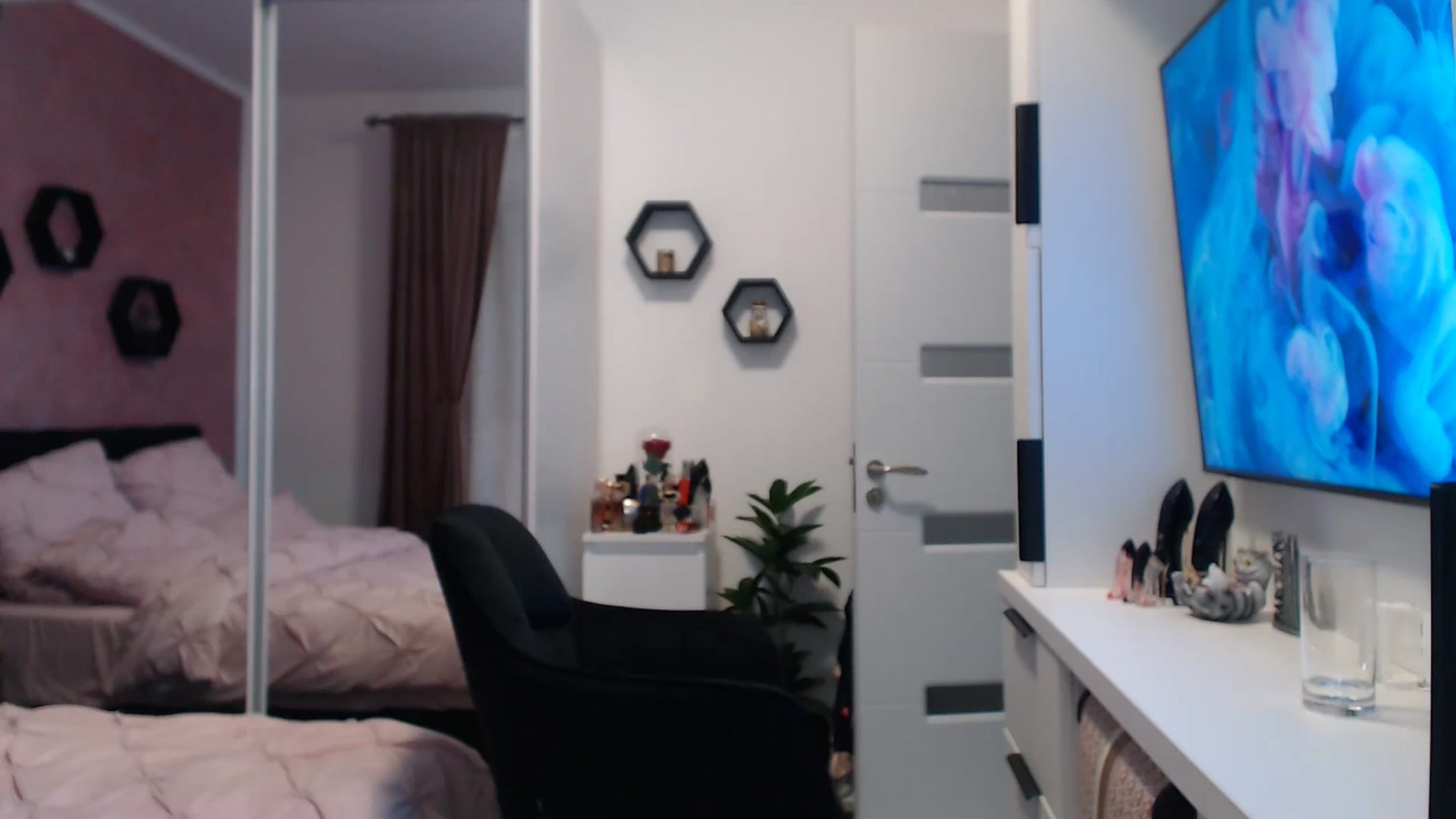 Gallery image thumbnail from Butterfly's myfreecams stream on, 10/23/2024, 18:26 image 15 of 20