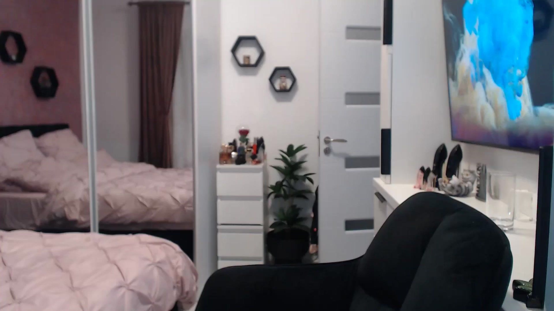 Gallery image thumbnail from Butterfly's myfreecams stream on, 10/23/2024, 18:39 image 4 of 20