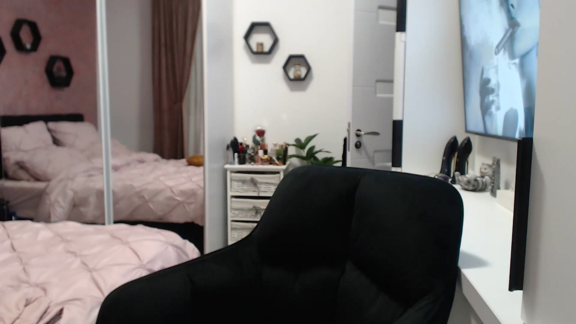 Gallery image thumbnail from Butterfly's myfreecams stream on, 12/29/2024, 19:25 image 18 of 20