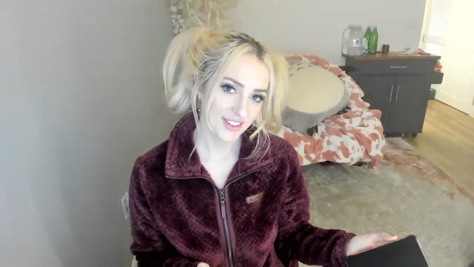 Gallery image thumbnail from BuyMeShoes's myfreecams stream on, 01/15/2023, 08:58 image 7 of 20