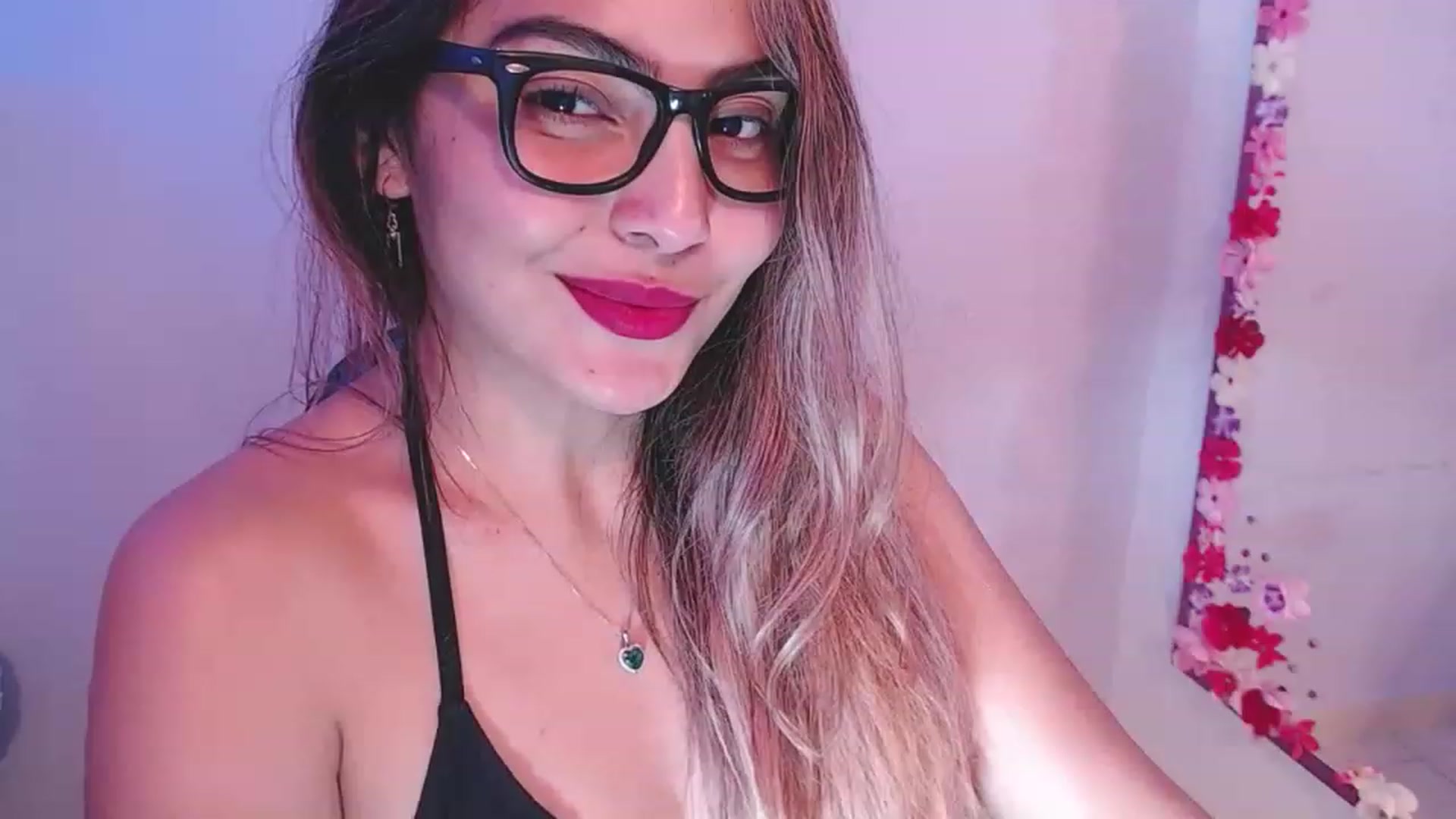 Gallery image thumbnail from CARMENVILLA1's myfreecams stream on, 12/07/2022, 06:13 image 1 of 20