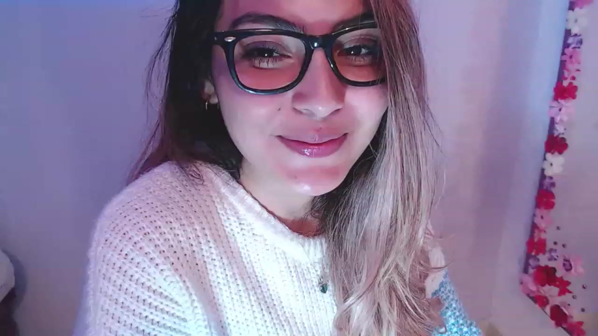 Gallery image thumbnail from CARMENVILLA1's myfreecams stream on, 12/09/2022, 08:29 image 1 of 20
