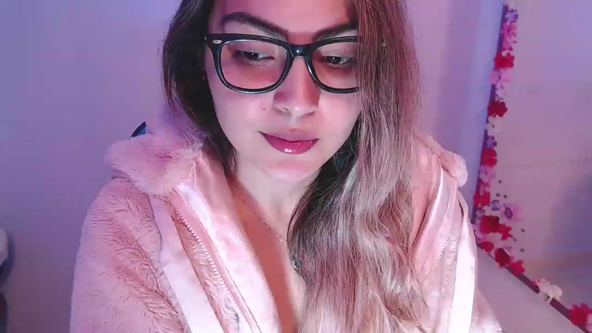 Gallery image thumbnail from CARMENVILLA1's myfreecams stream on, 12/15/2022, 03:21 image 15 of 20