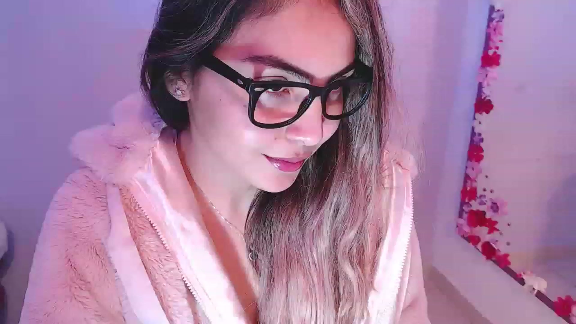 Gallery image thumbnail from CARMENVILLA1's myfreecams stream on, 12/15/2022, 03:21 image 16 of 20