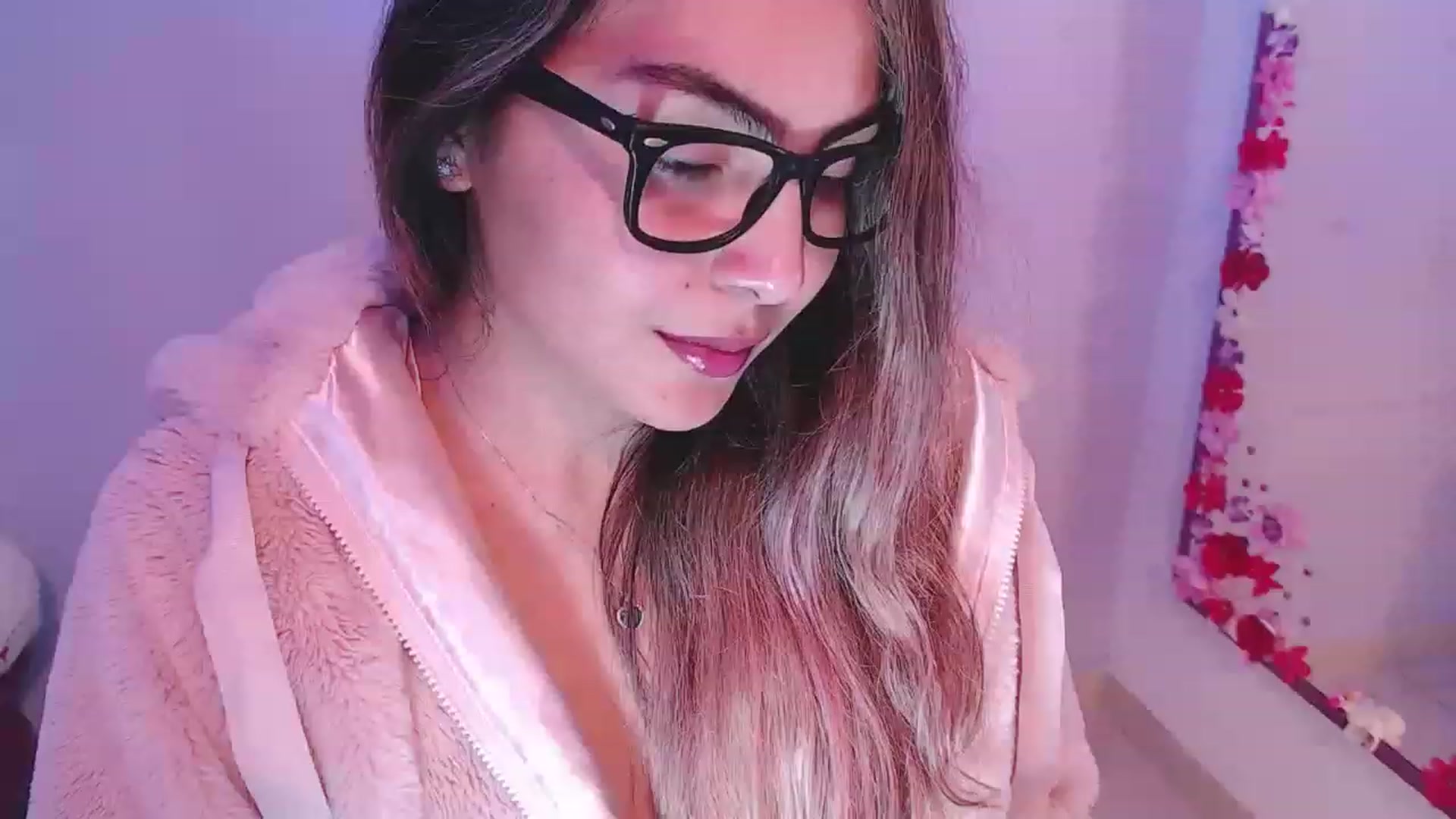 Gallery image thumbnail from CARMENVILLA1's myfreecams stream on, 12/15/2022, 03:21 image 20 of 20