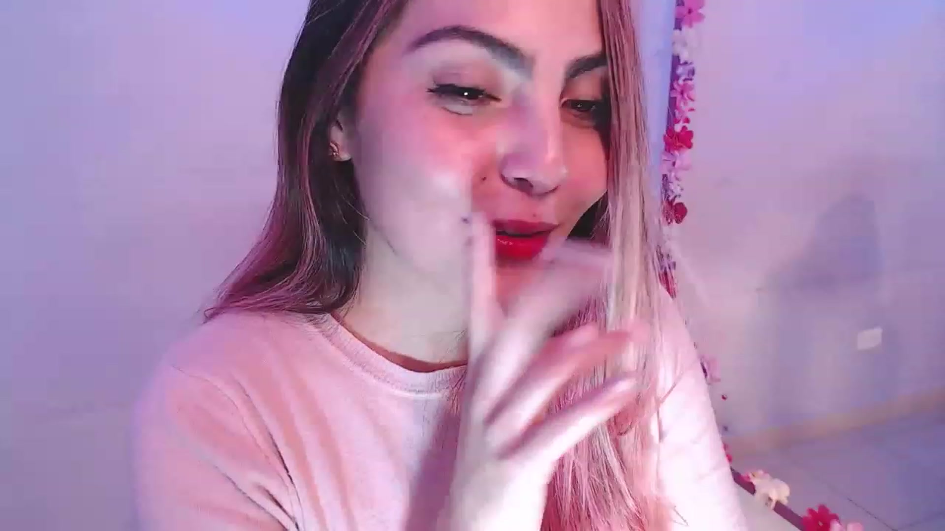 Gallery image thumbnail from CARMENVILLA1's myfreecams stream on, 12/20/2022, 07:21 image 3 of 20