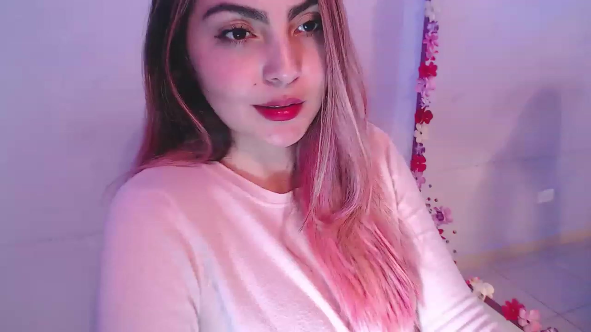 Gallery image thumbnail from CARMENVILLA1's myfreecams stream on, 12/20/2022, 07:21 image 4 of 20