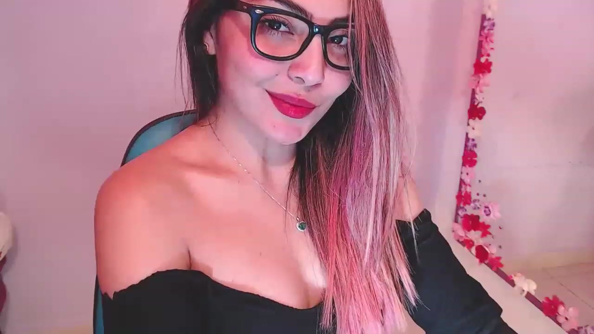 Gallery image thumbnail from CARMENVILLA1's myfreecams stream on, 12/23/2022, 06:55 image 6 of 20
