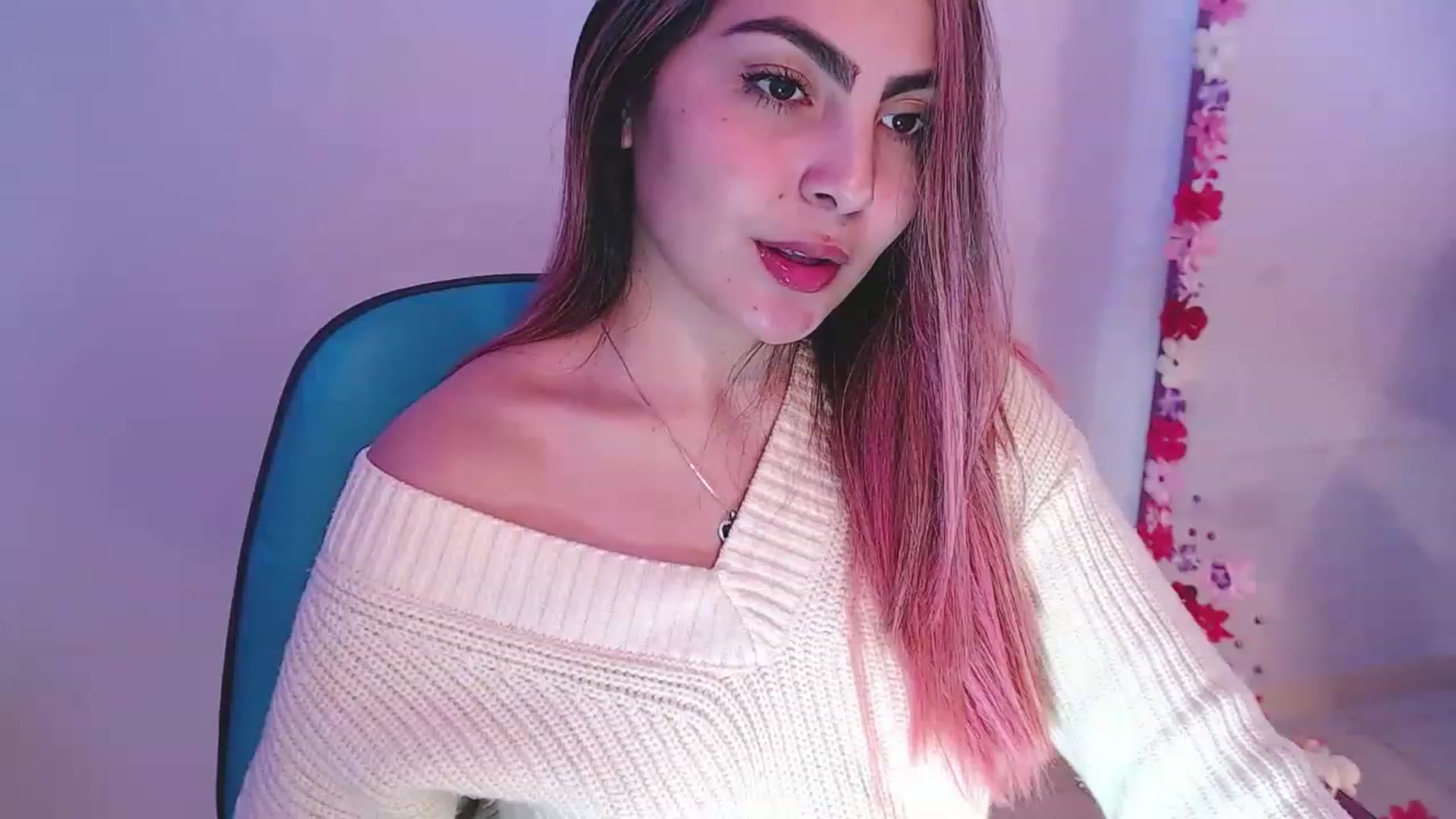 Gallery image thumbnail from CARMENVILLA1's myfreecams stream on, 12/29/2022, 06:55 image 4 of 20