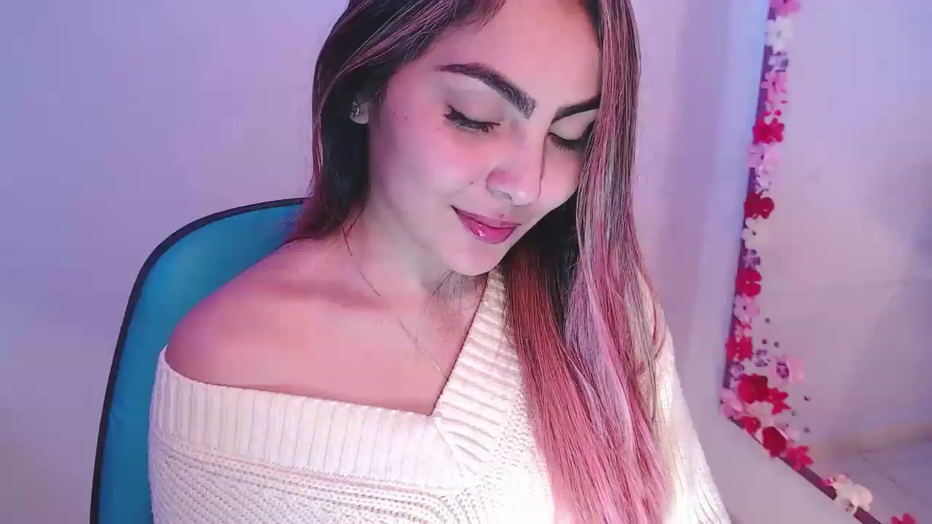 Gallery image thumbnail from CARMENVILLA1's myfreecams stream on, 12/29/2022, 06:55 image 8 of 20