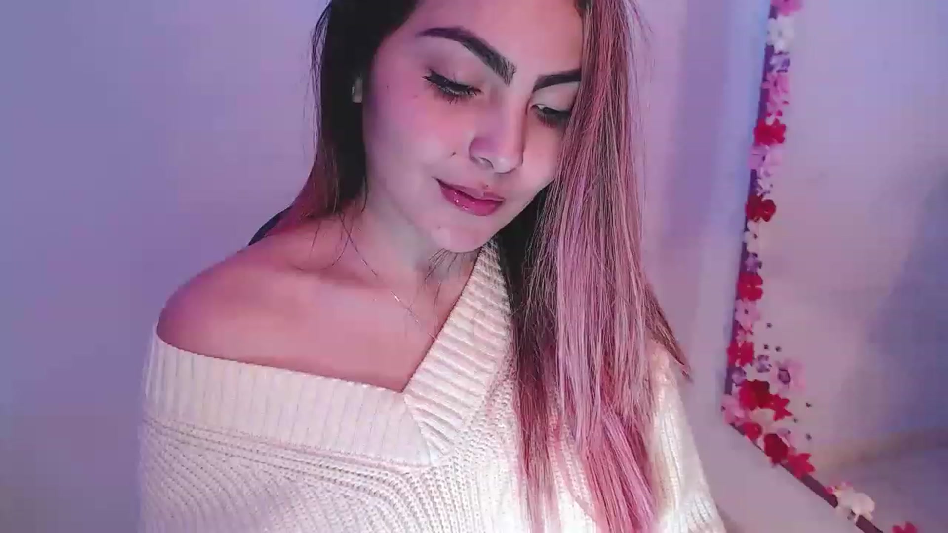 Gallery image thumbnail from CARMENVILLA1's myfreecams stream on, 12/29/2022, 06:55 image 16 of 20