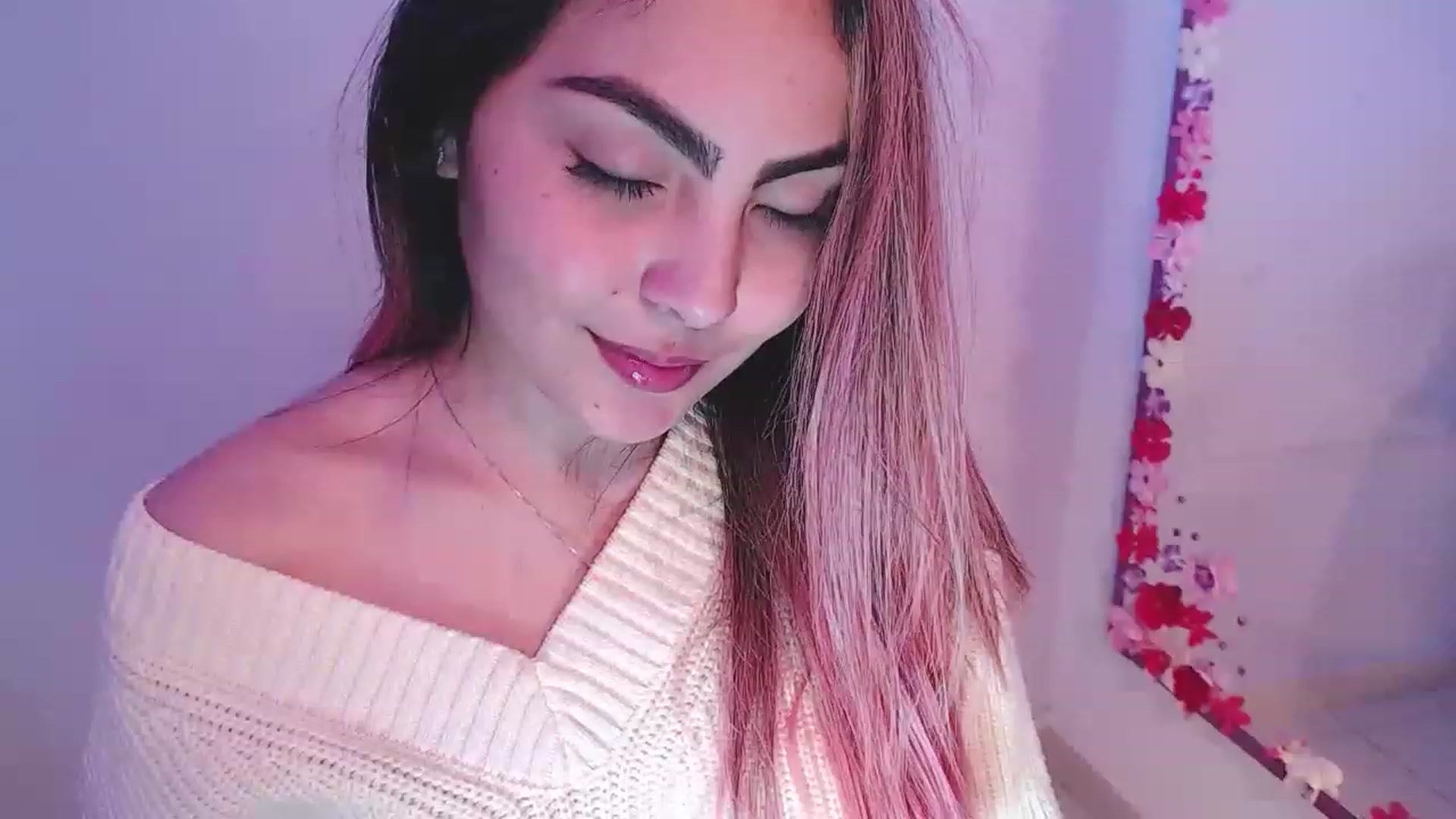 Gallery image thumbnail from CARMENVILLA1's myfreecams stream on, 12/29/2022, 06:55 image 14 of 20