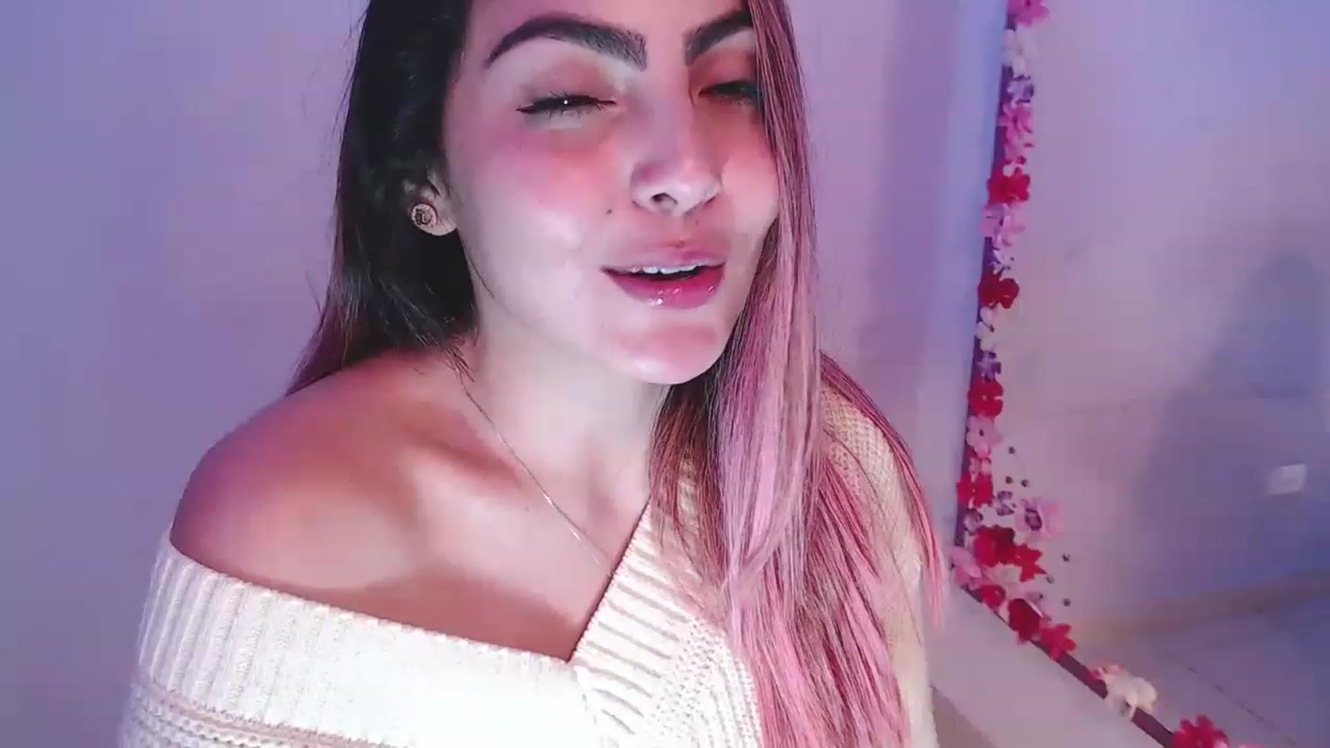 Gallery image thumbnail from CARMENVILLA1's myfreecams stream on, 12/29/2022, 07:48 image 9 of 20