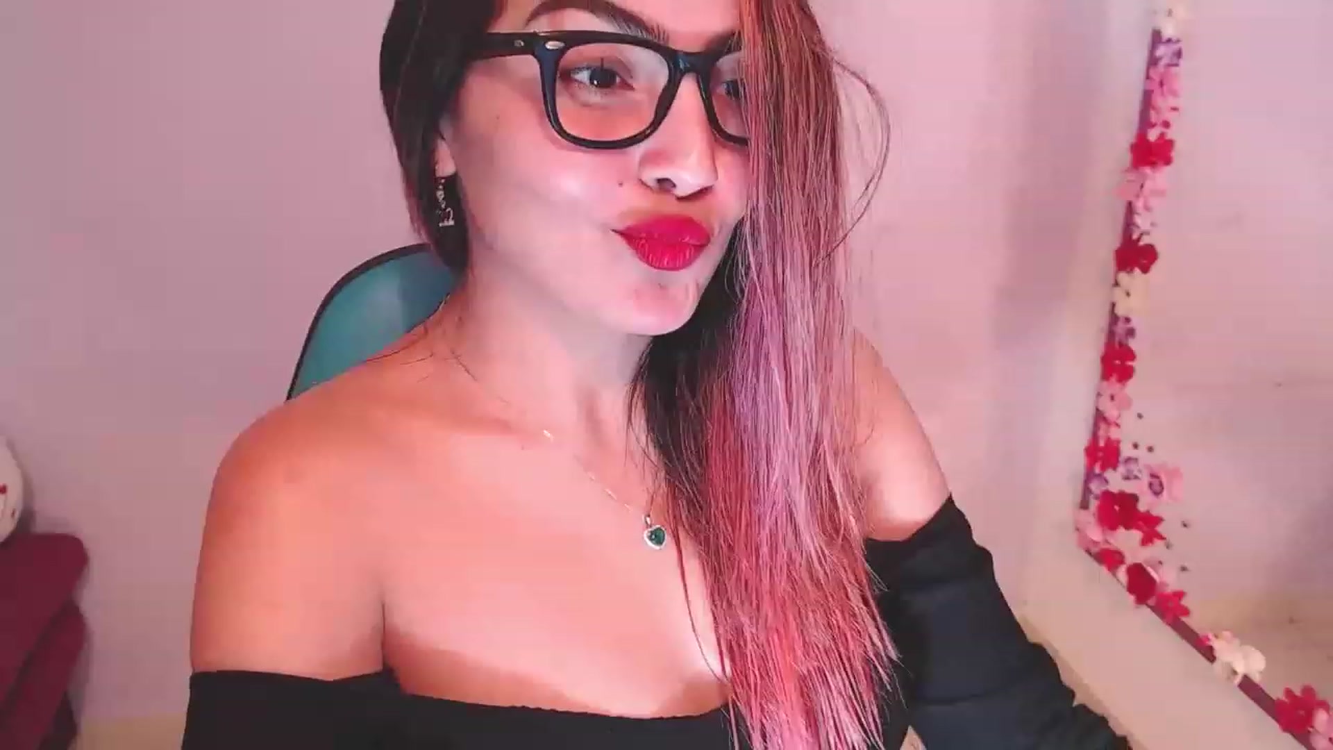 Gallery image thumbnail from CARMENVILLA1's myfreecams stream on, 12/31/2022, 22:51 image 15 of 20