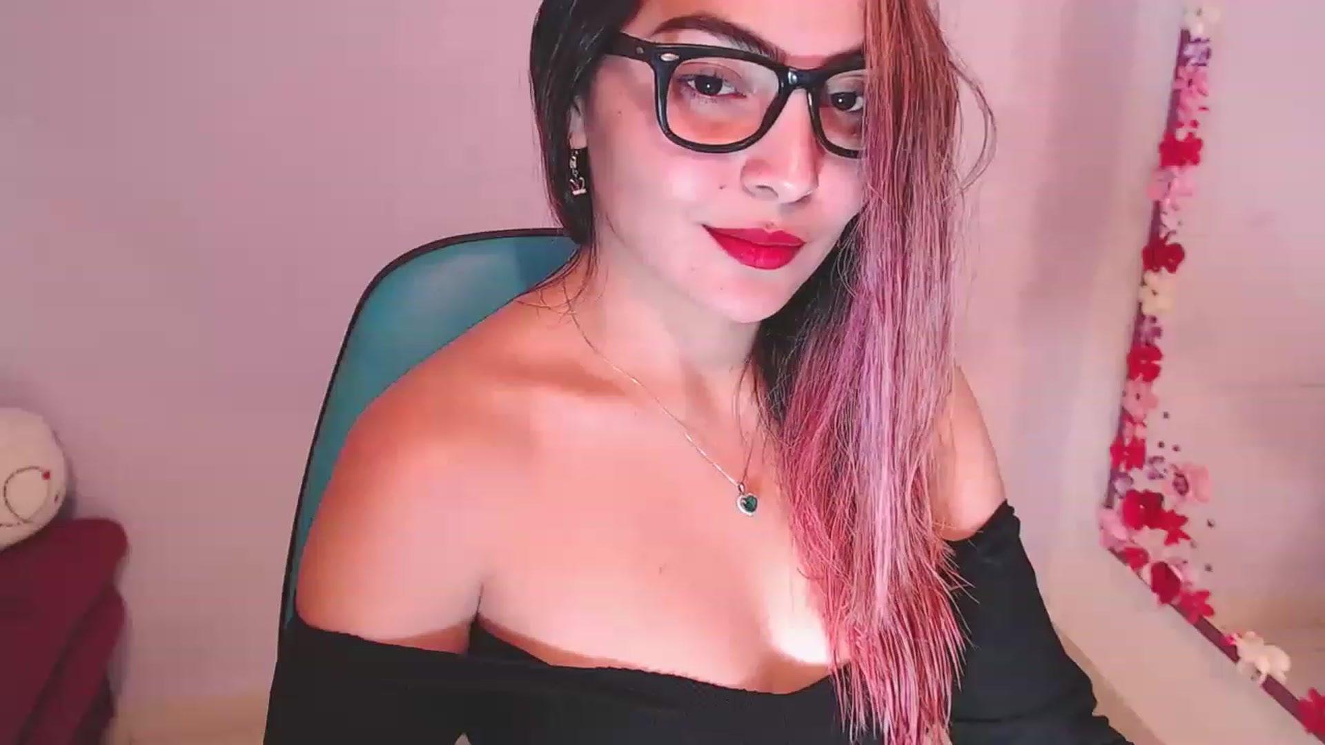 Gallery image thumbnail from CARMENVILLA1's myfreecams stream on, 12/31/2022, 22:51 image 14 of 20