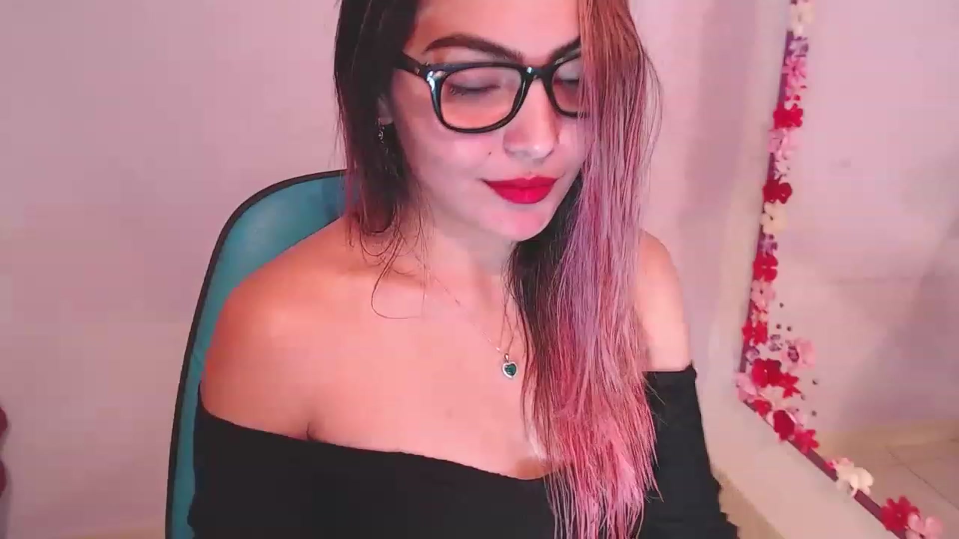 Gallery image thumbnail from CARMENVILLA1's myfreecams stream on, 12/31/2022, 22:51 image 18 of 20