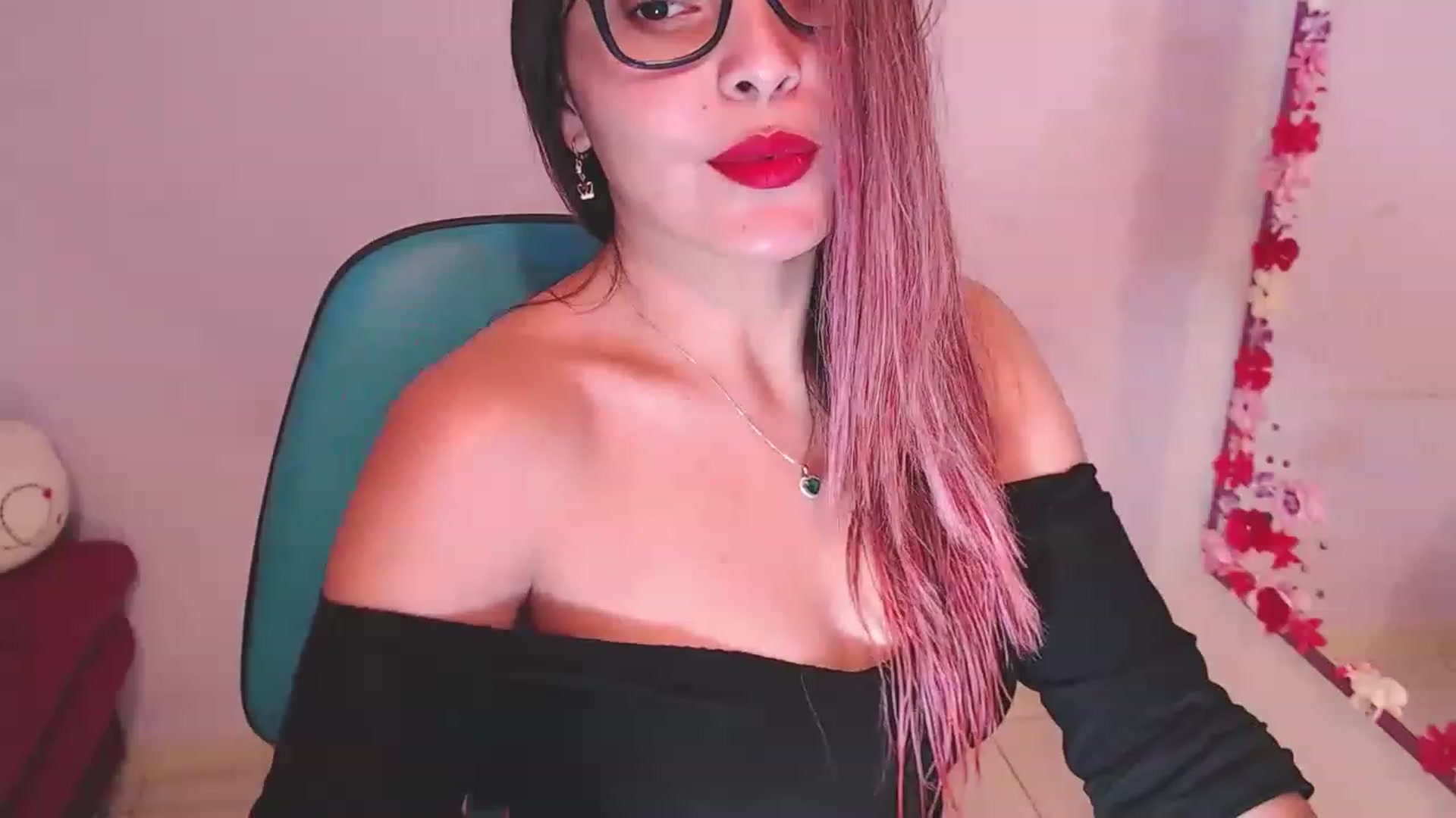 Gallery image thumbnail from CARMENVILLA1's myfreecams stream on, 12/31/2022, 22:51 image 13 of 20