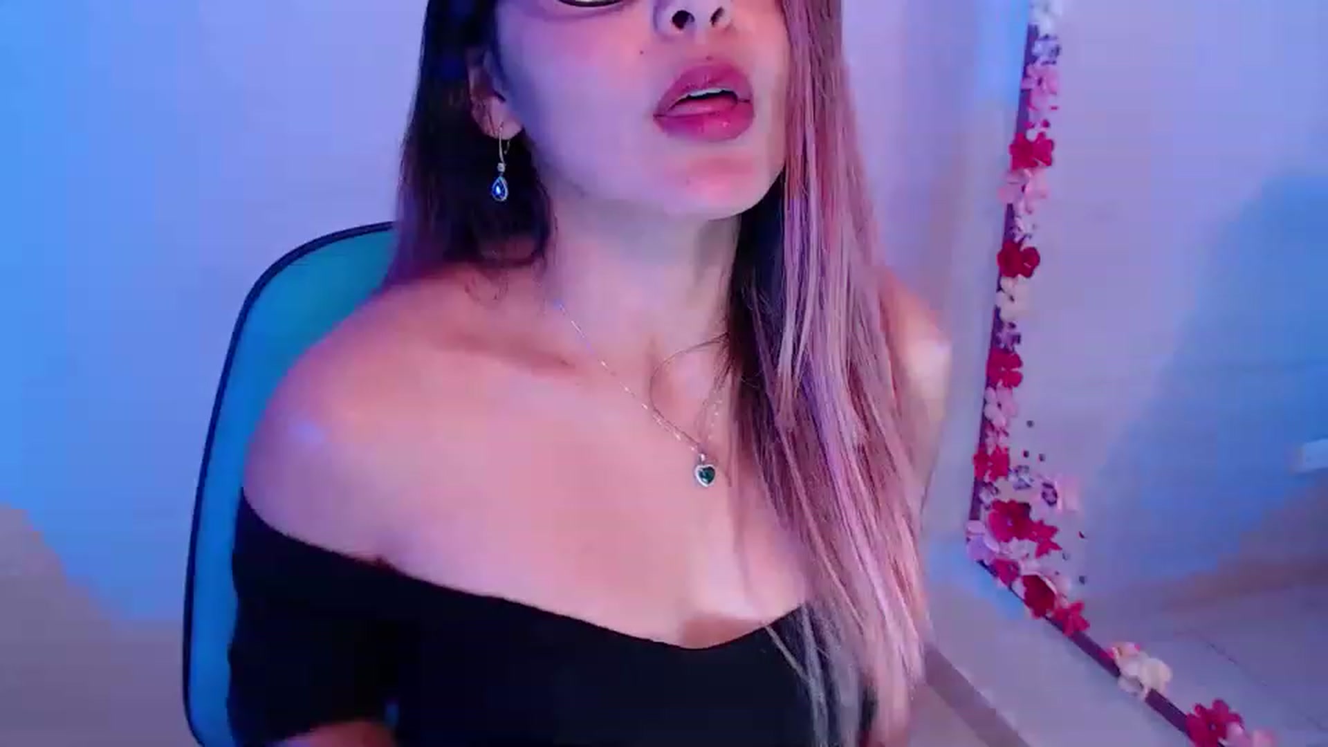 Gallery image thumbnail from CARMENVILLA1's myfreecams stream on, 02/07/2023, 24:59 image 9 of 20