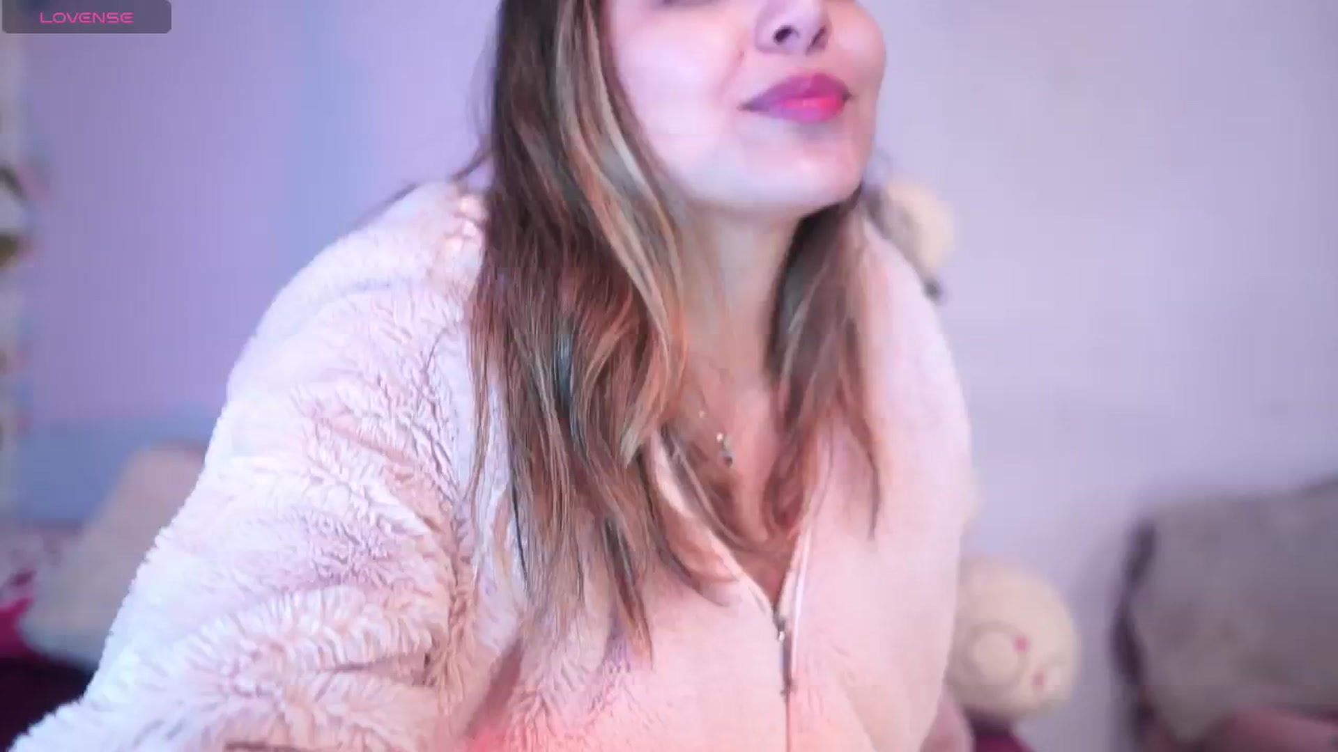 Gallery image thumbnail from CARMENVILLA1's myfreecams stream on, 02/19/2025, 07:30 image 15 of 20