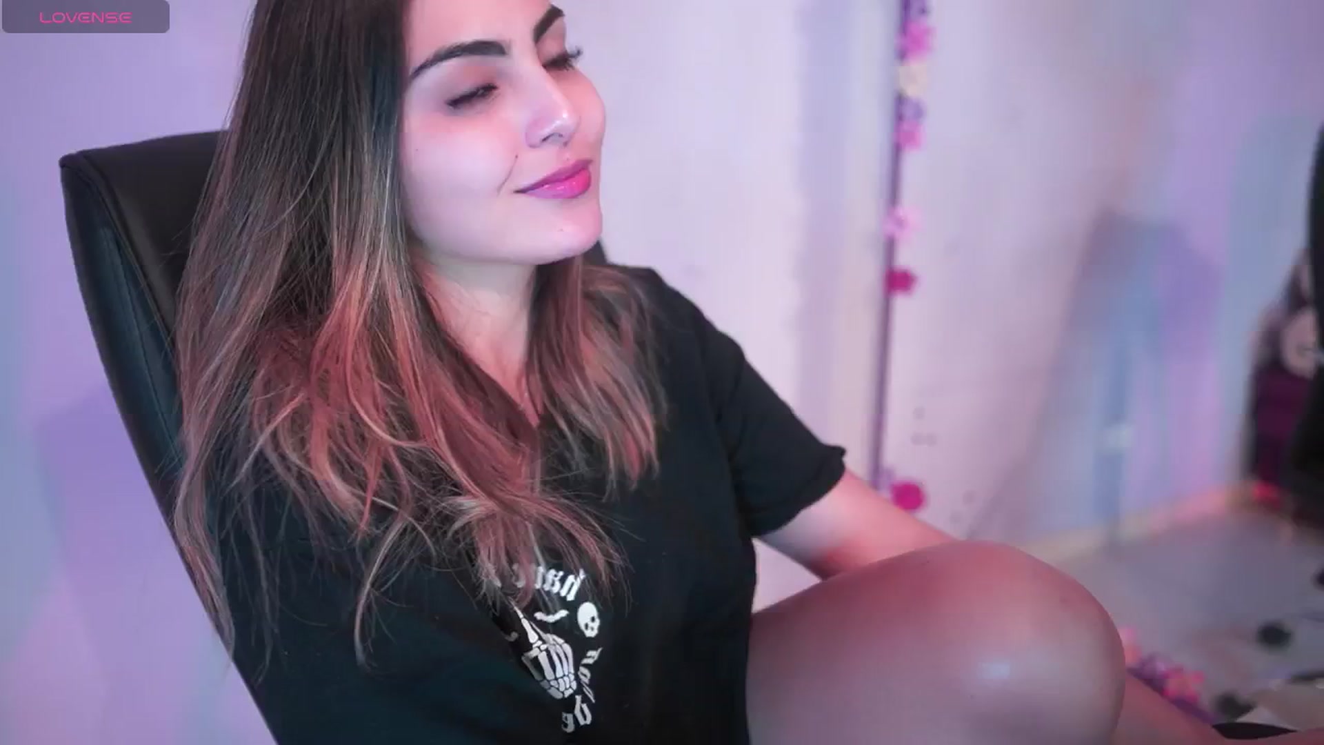 Gallery image thumbnail from CARMENVILLA1's myfreecams stream on, 03/05/2025, 07:04 image 15 of 20