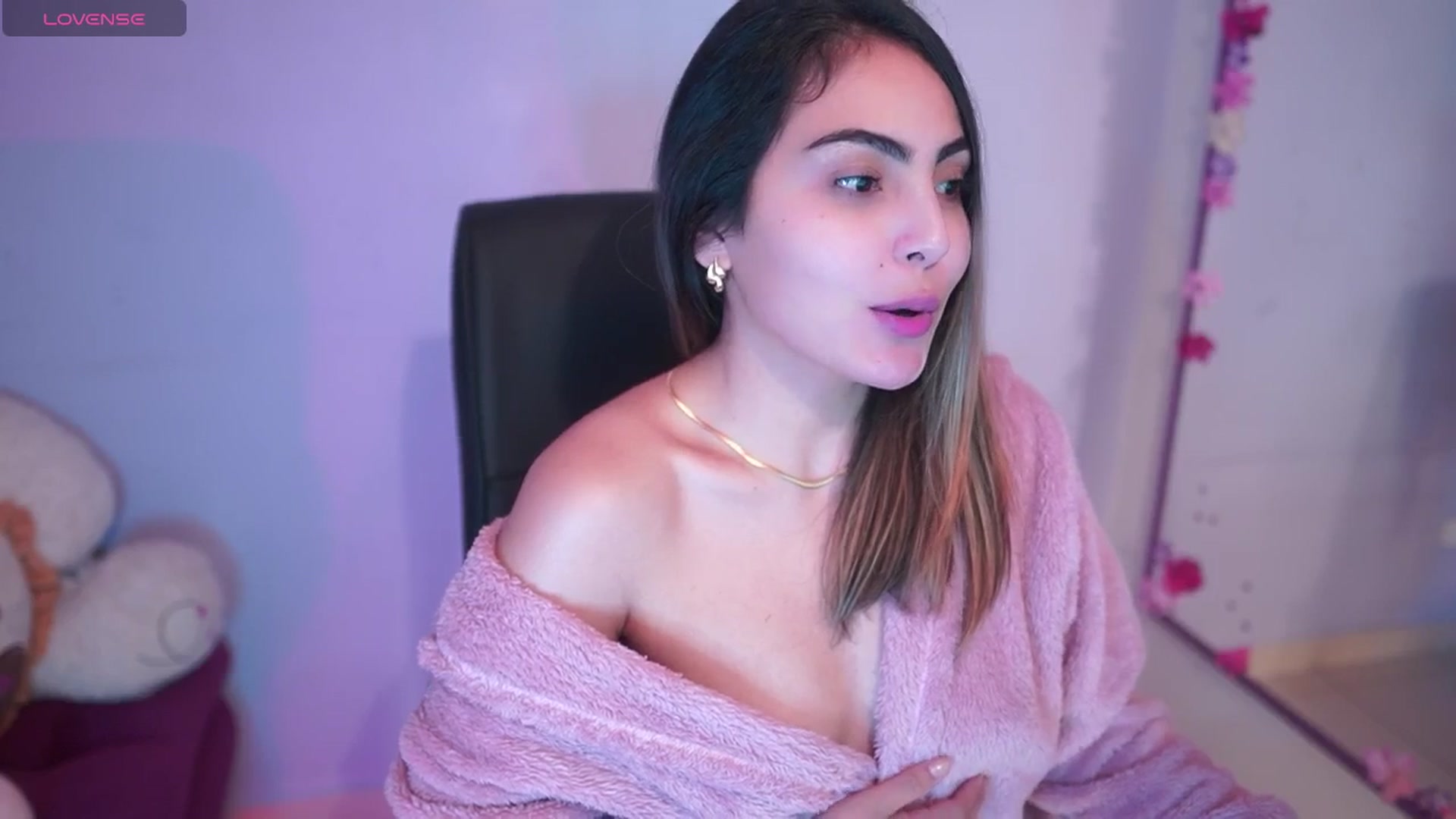 Gallery image thumbnail from CARMENVILLA1's myfreecams stream on, 03/14/2025, 06:44 image 2 of 20
