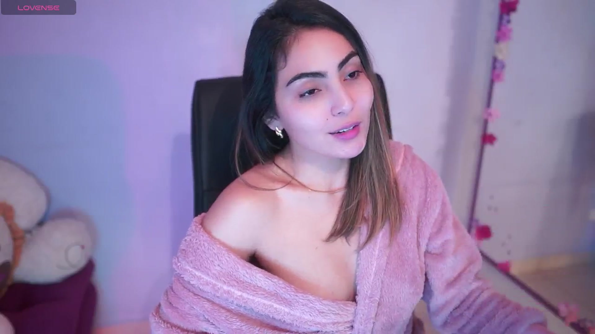 Gallery image thumbnail from CARMENVILLA1's myfreecams stream on, 03/14/2025, 06:44 image 7 of 20