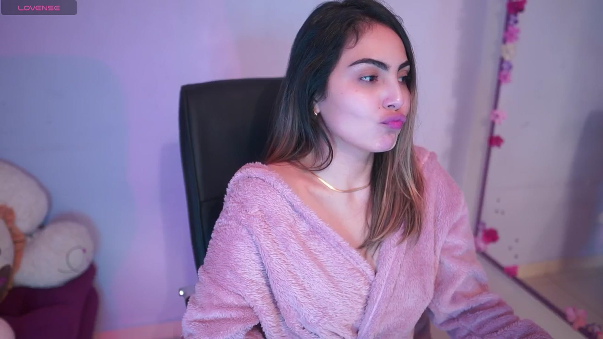 Gallery image thumbnail from CARMENVILLA1's myfreecams stream on, 03/14/2025, 06:44 image 14 of 20