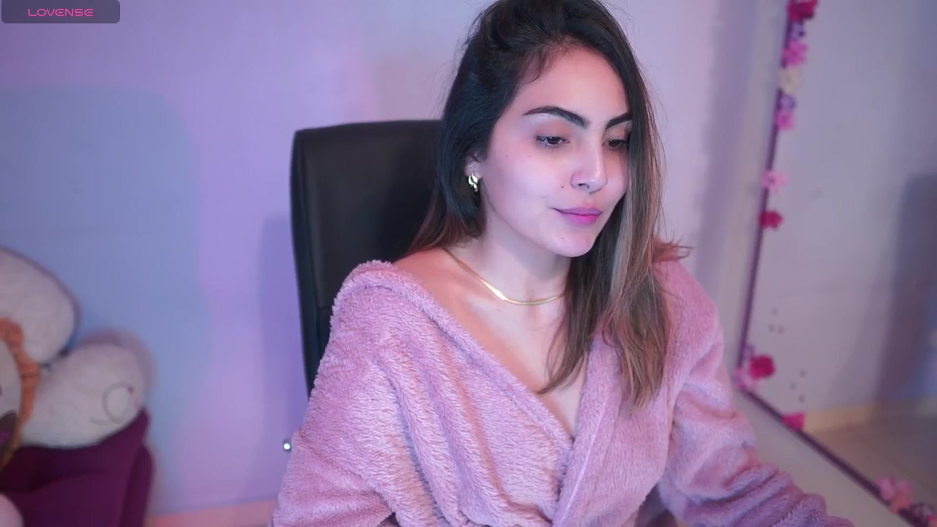 Gallery image thumbnail from CARMENVILLA1's myfreecams stream on, 03/14/2025, 06:44 image 16 of 20