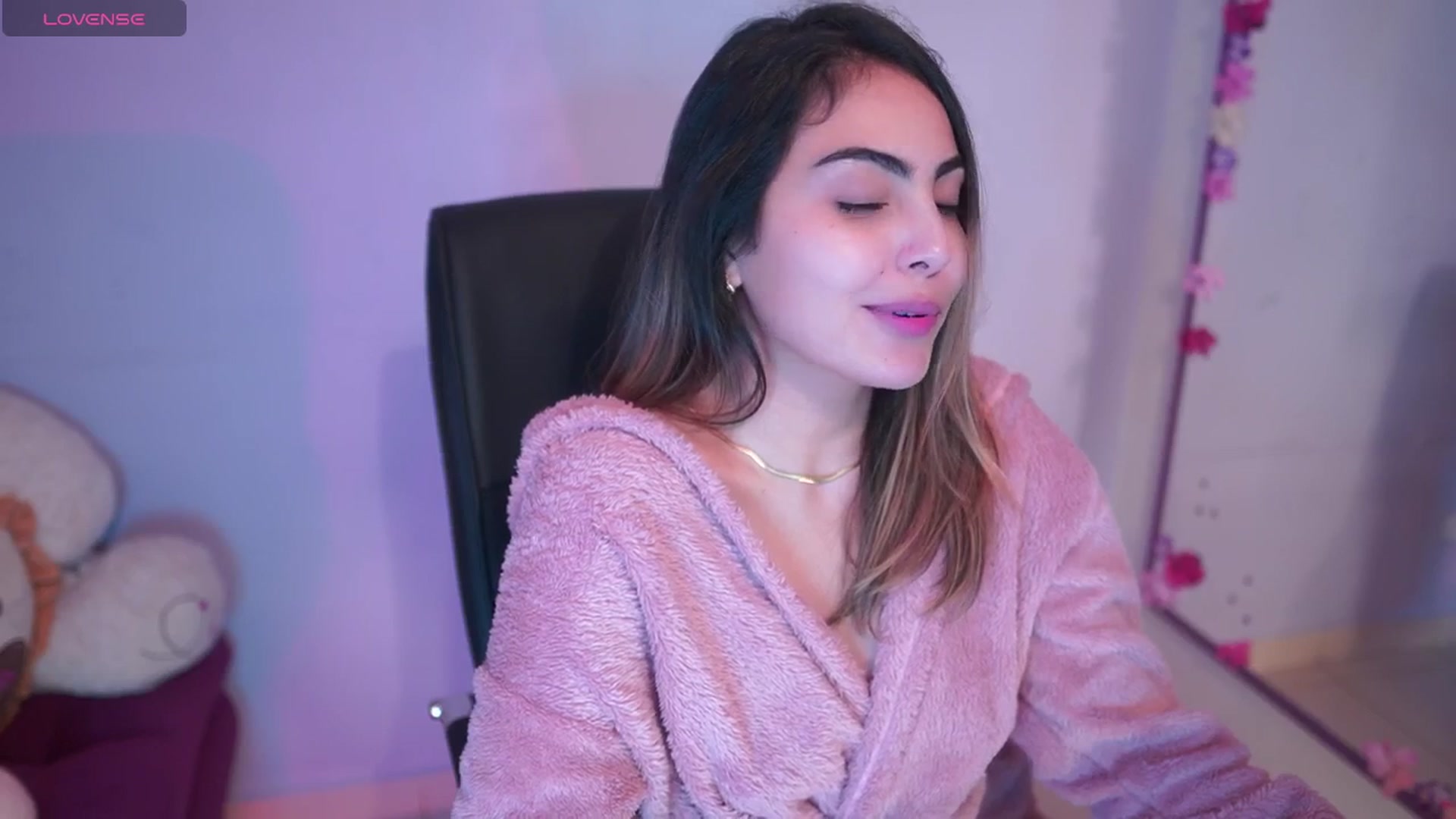 Gallery image thumbnail from CARMENVILLA1's myfreecams stream on, 03/14/2025, 06:44 image 13 of 20