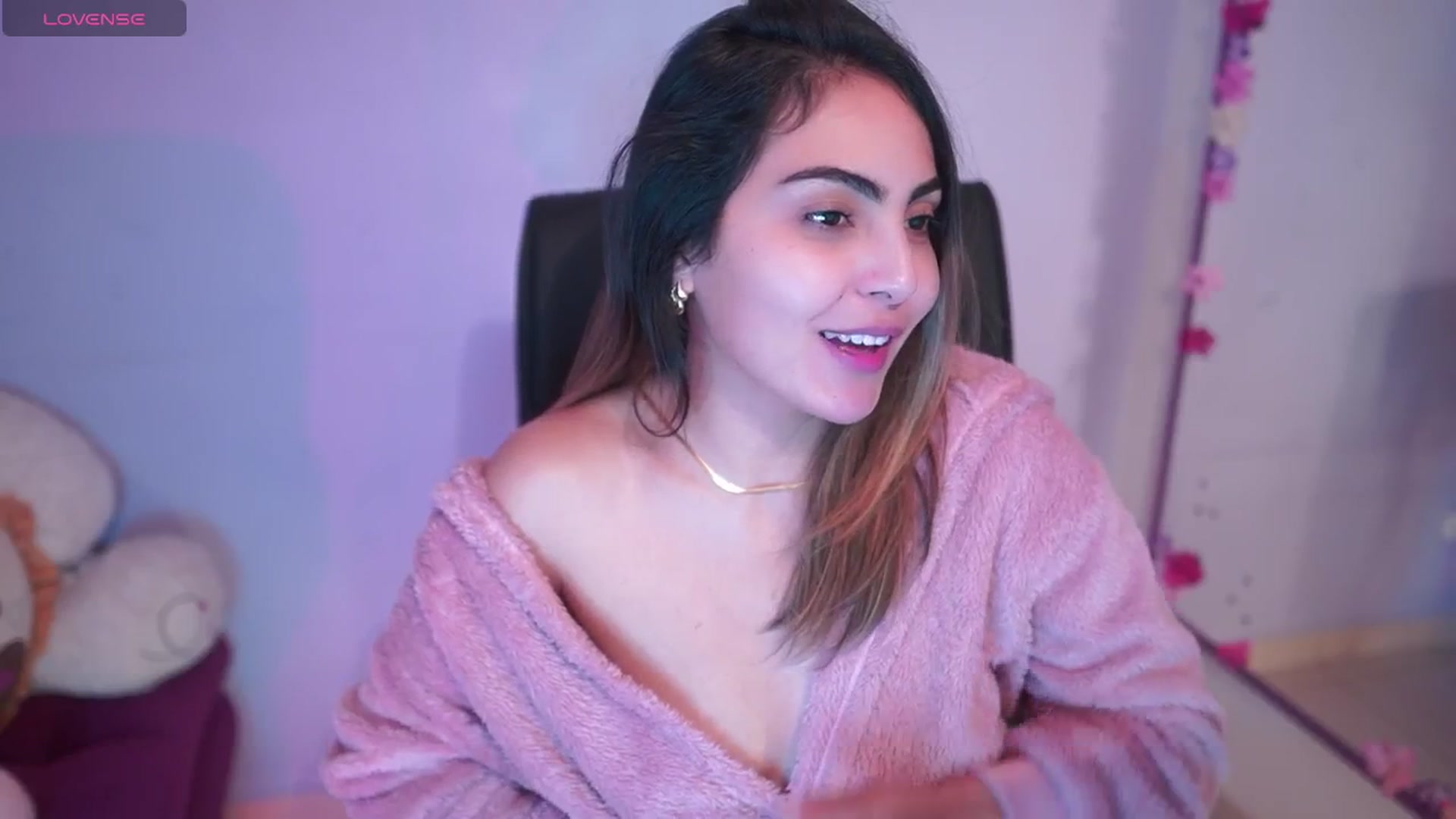 Gallery image thumbnail from CARMENVILLA1's myfreecams stream on, 03/14/2025, 06:44 image 19 of 20