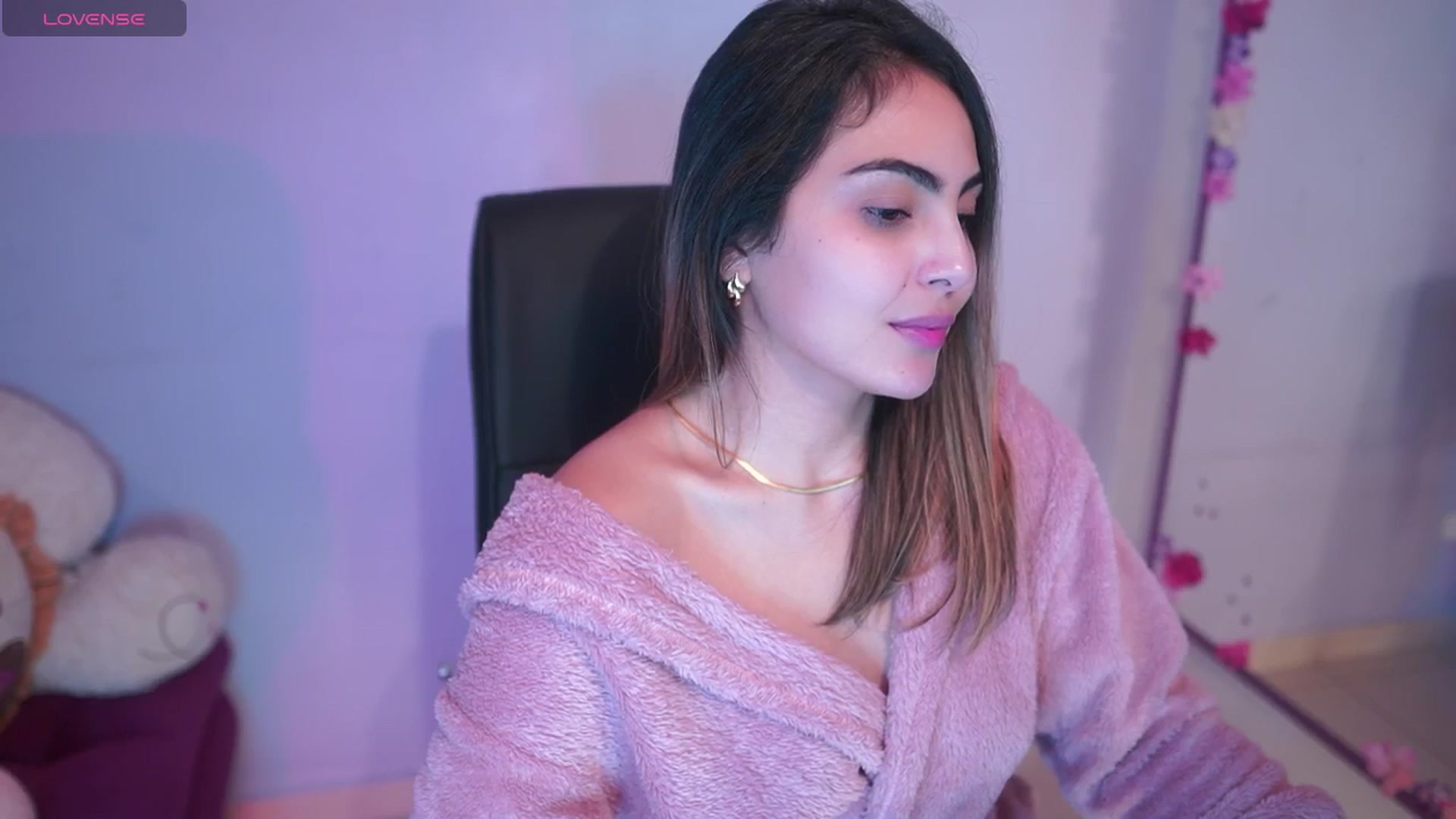 Gallery image thumbnail from CARMENVILLA1's myfreecams stream on, 03/14/2025, 06:44 image 8 of 20