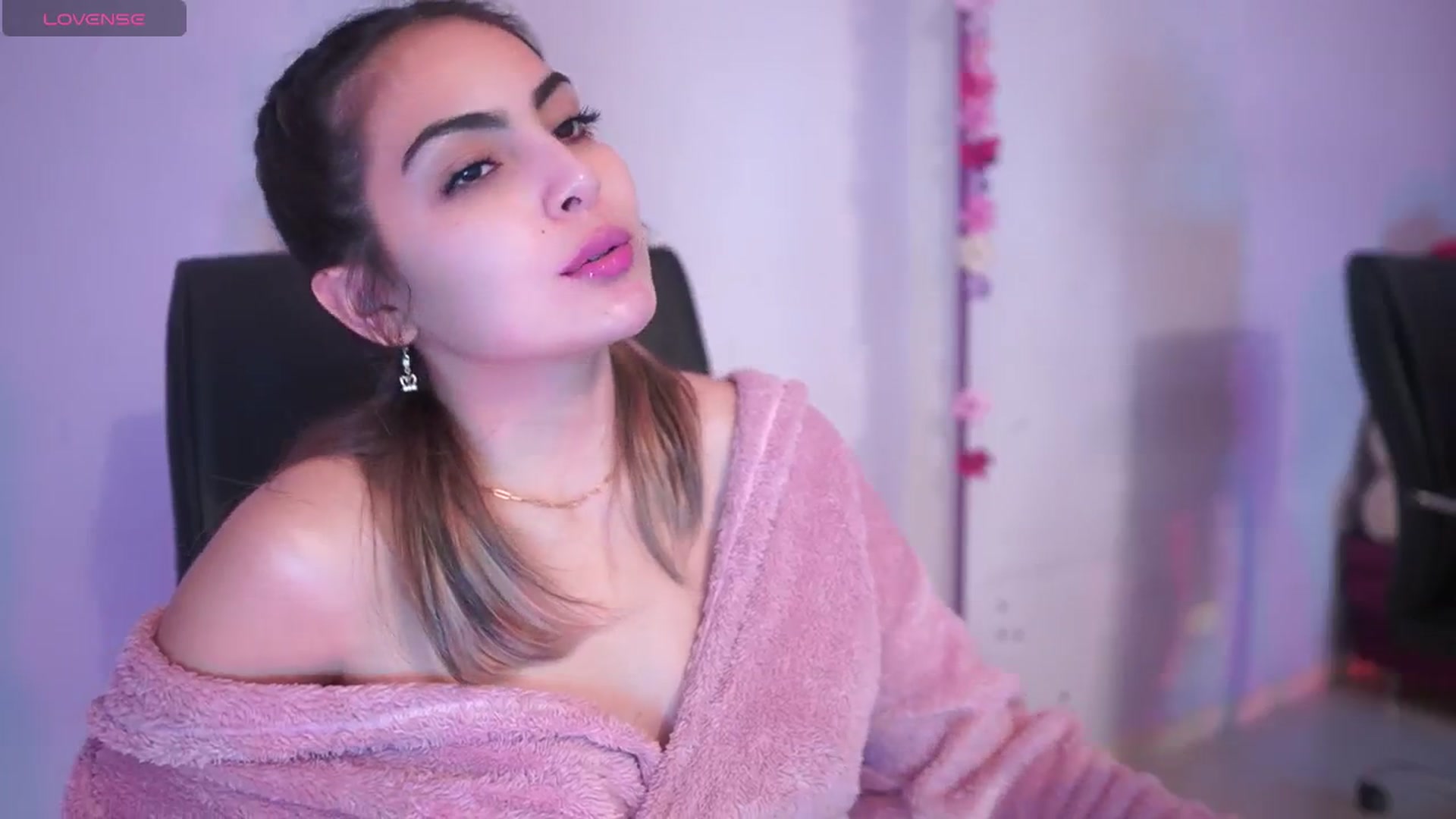 Gallery image thumbnail from CARMENVILLA1's myfreecams stream on, 04/11/2025, 08:06 image 10 of 20
