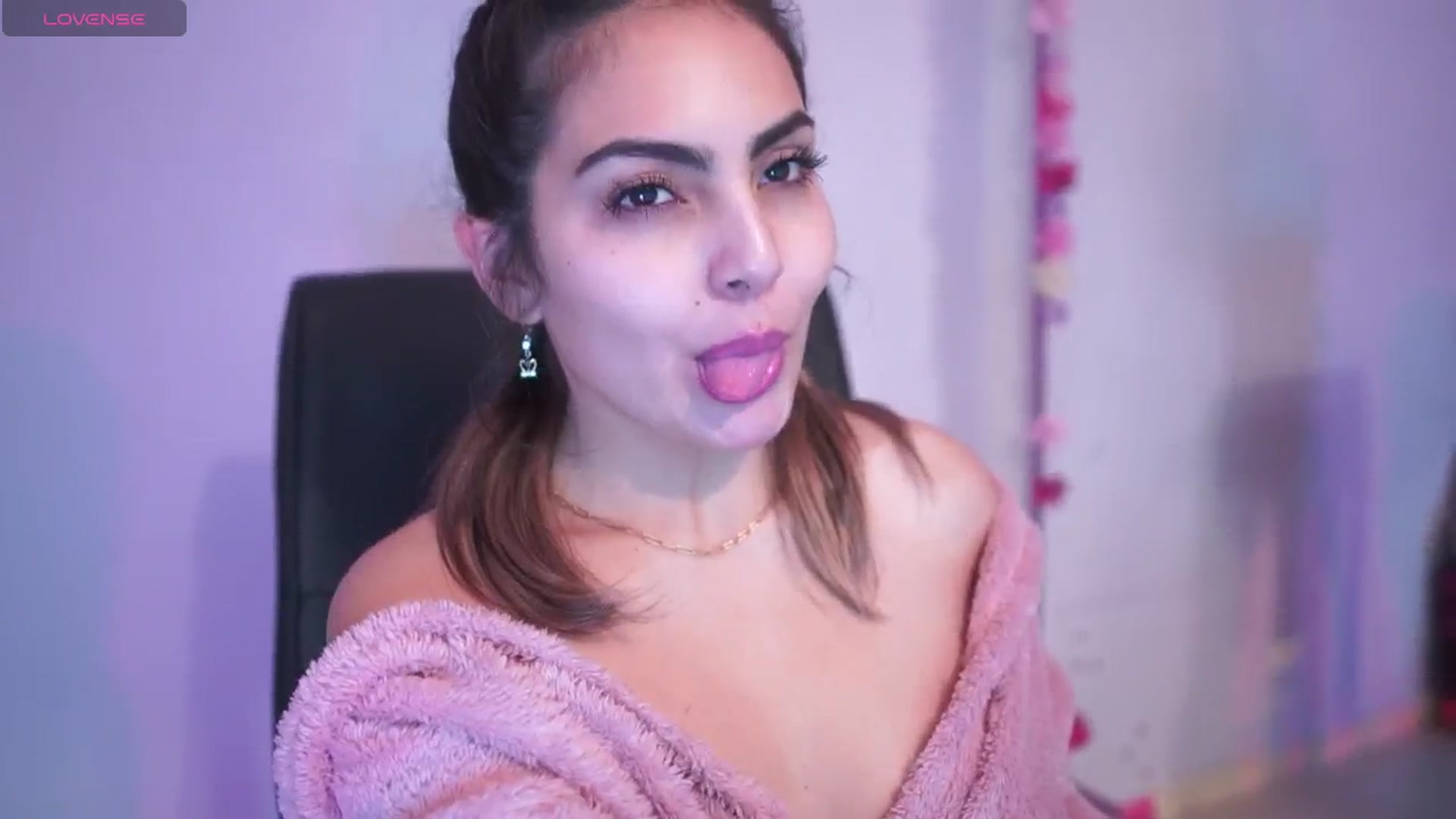 Gallery image thumbnail from CARMENVILLA1's myfreecams stream on, 04/11/2025, 08:06 image 7 of 20