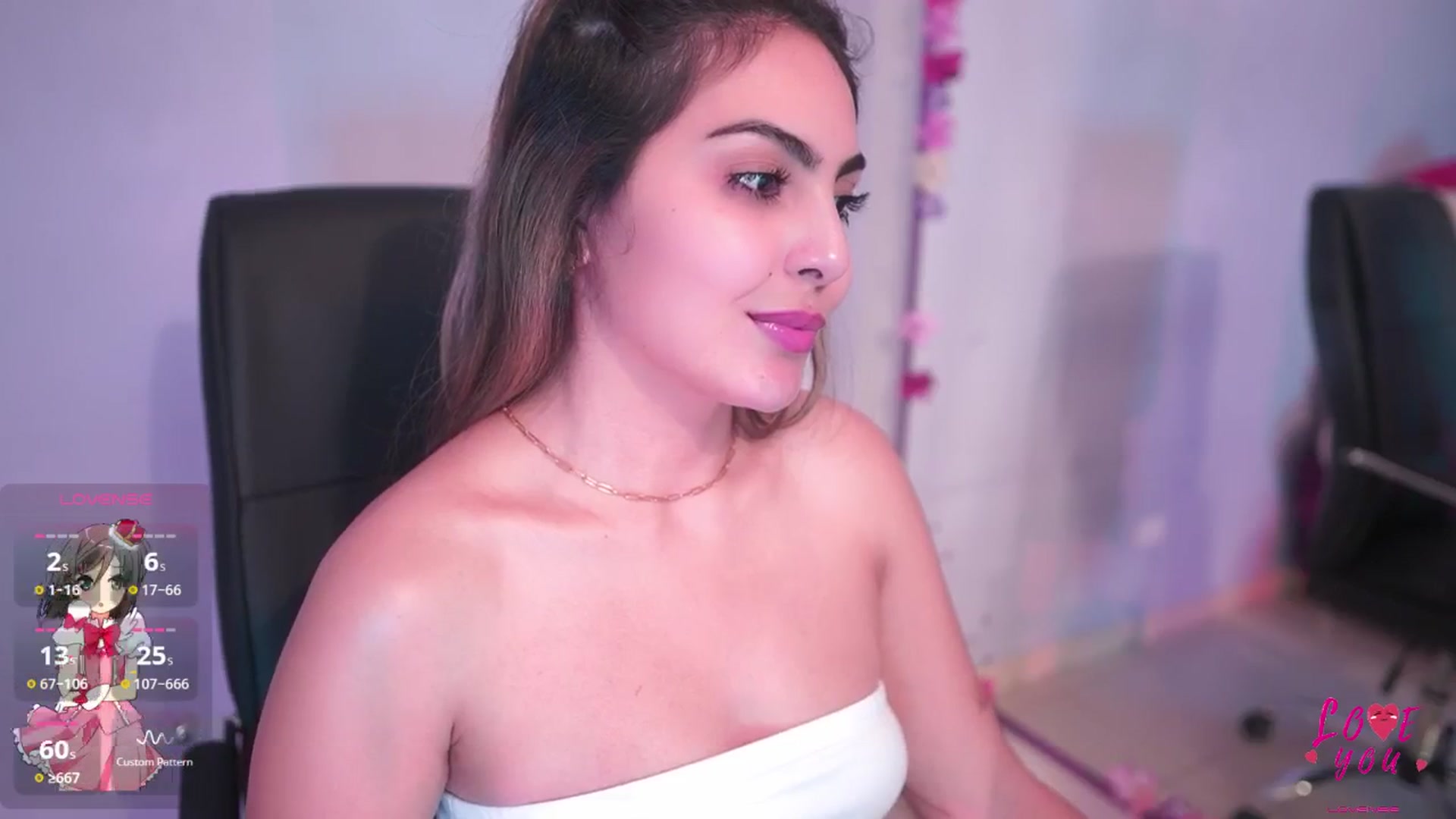 Gallery image thumbnail from CARMENVILLA1's myfreecams stream on, 04/29/2025, 04:40 image 10 of 20