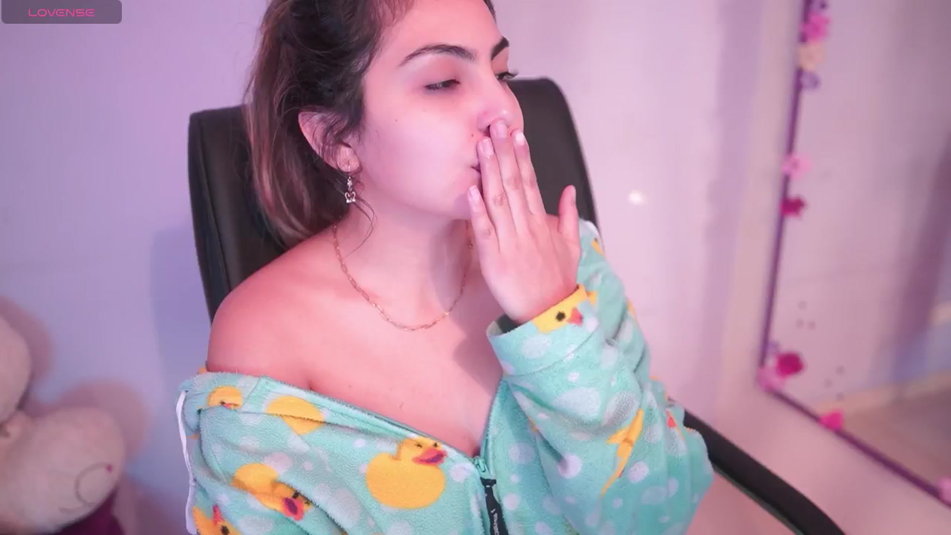 Gallery image thumbnail from CARMENVILLA1's myfreecams stream on, 06/05/2025, 05:48 image 18 of 20