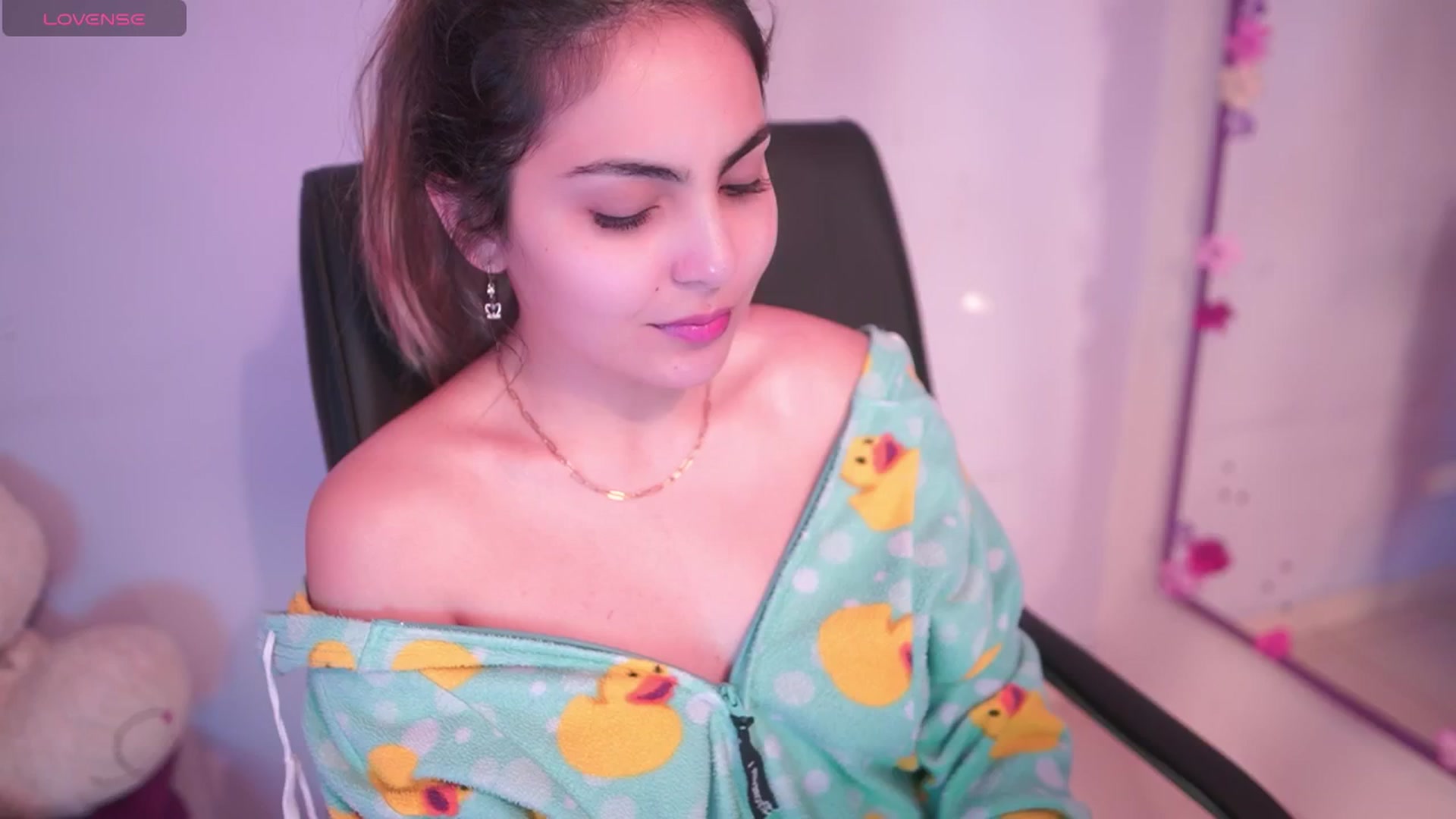 Gallery image thumbnail from CARMENVILLA1's myfreecams stream on, 06/05/2025, 05:48 image 17 of 20