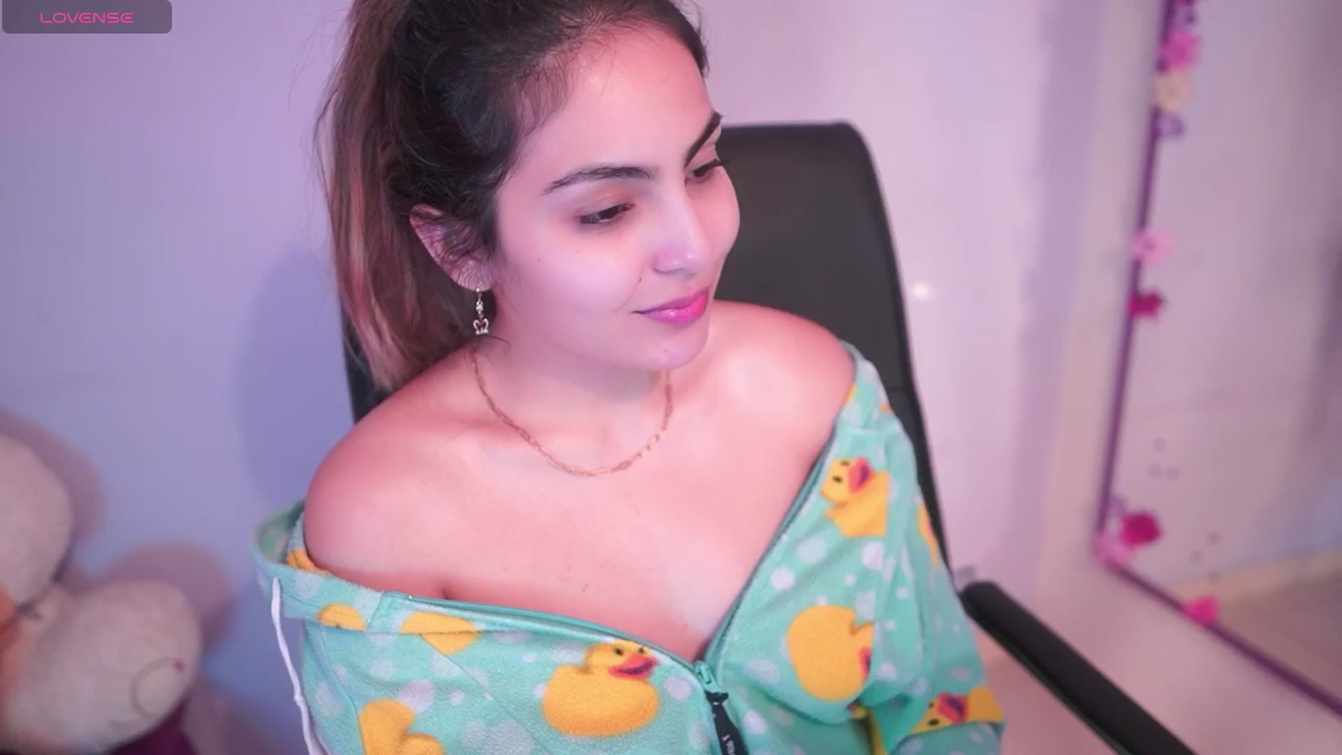 Gallery image thumbnail from CARMENVILLA1's myfreecams stream on, 06/05/2025, 05:48 image 3 of 20