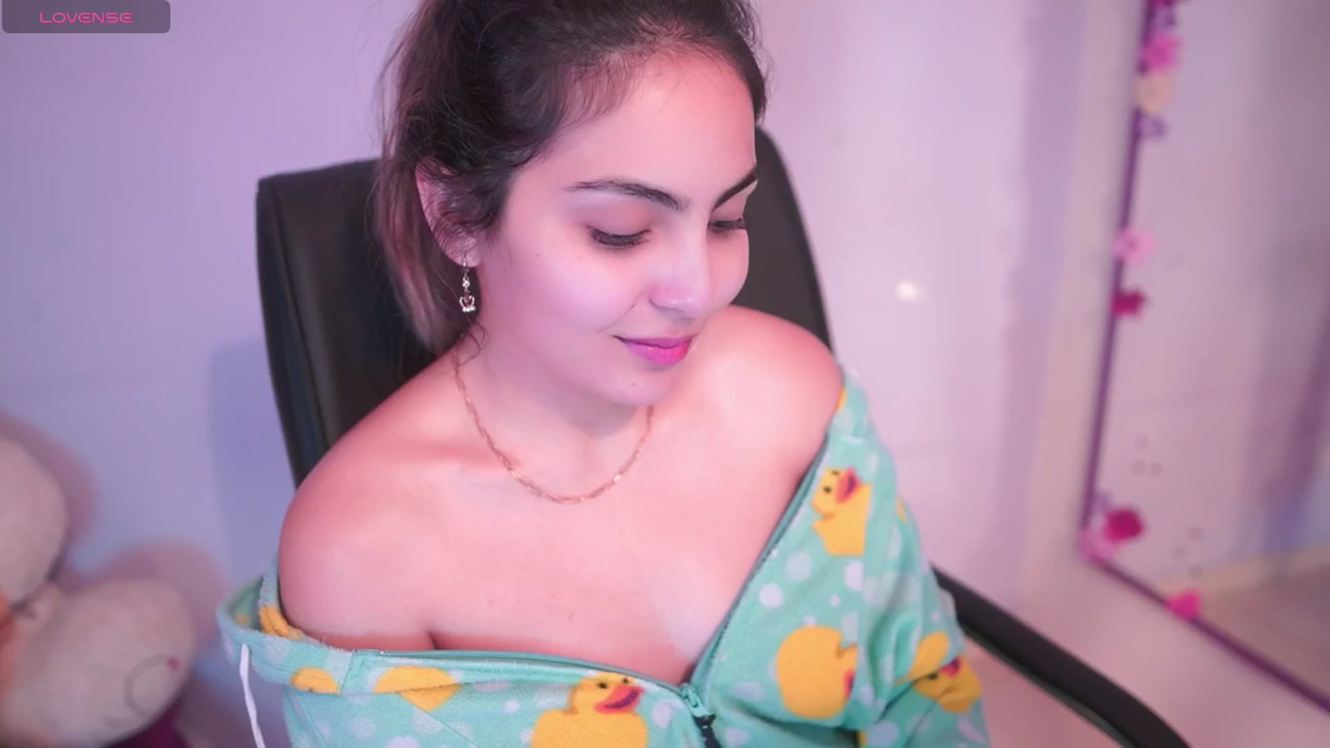 Gallery image thumbnail from CARMENVILLA1's myfreecams stream on, 06/05/2025, 05:48 image 12 of 20
