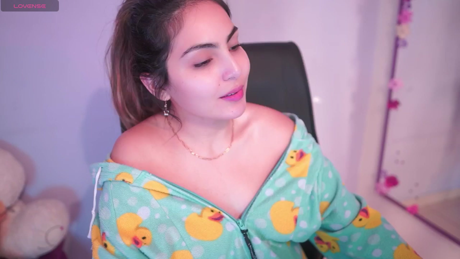 Gallery image thumbnail from CARMENVILLA1's myfreecams stream on, 06/05/2025, 05:48 image 6 of 20