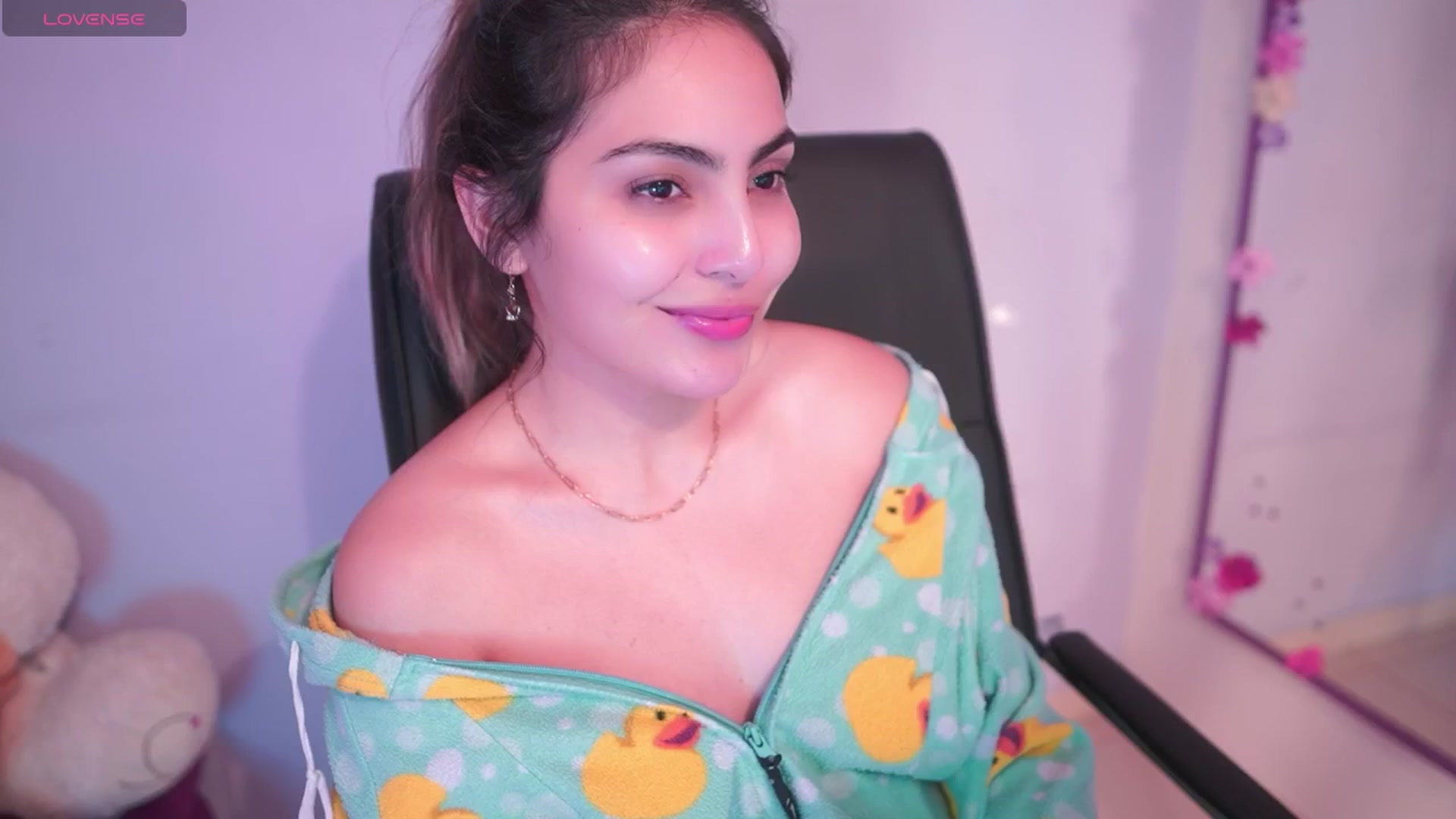 Gallery image thumbnail from CARMENVILLA1's myfreecams stream on, 06/05/2025, 05:48 image 5 of 20