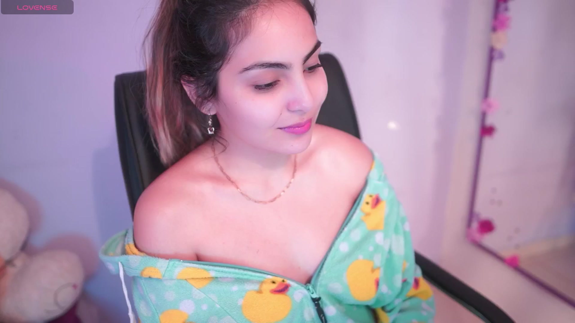 Gallery image thumbnail from CARMENVILLA1's myfreecams stream on, 06/05/2025, 05:48 image 8 of 20