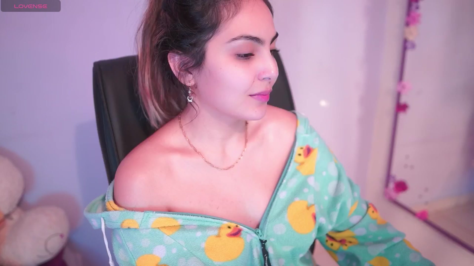 Gallery image thumbnail from CARMENVILLA1's myfreecams stream on, 06/05/2025, 05:48 image 15 of 20