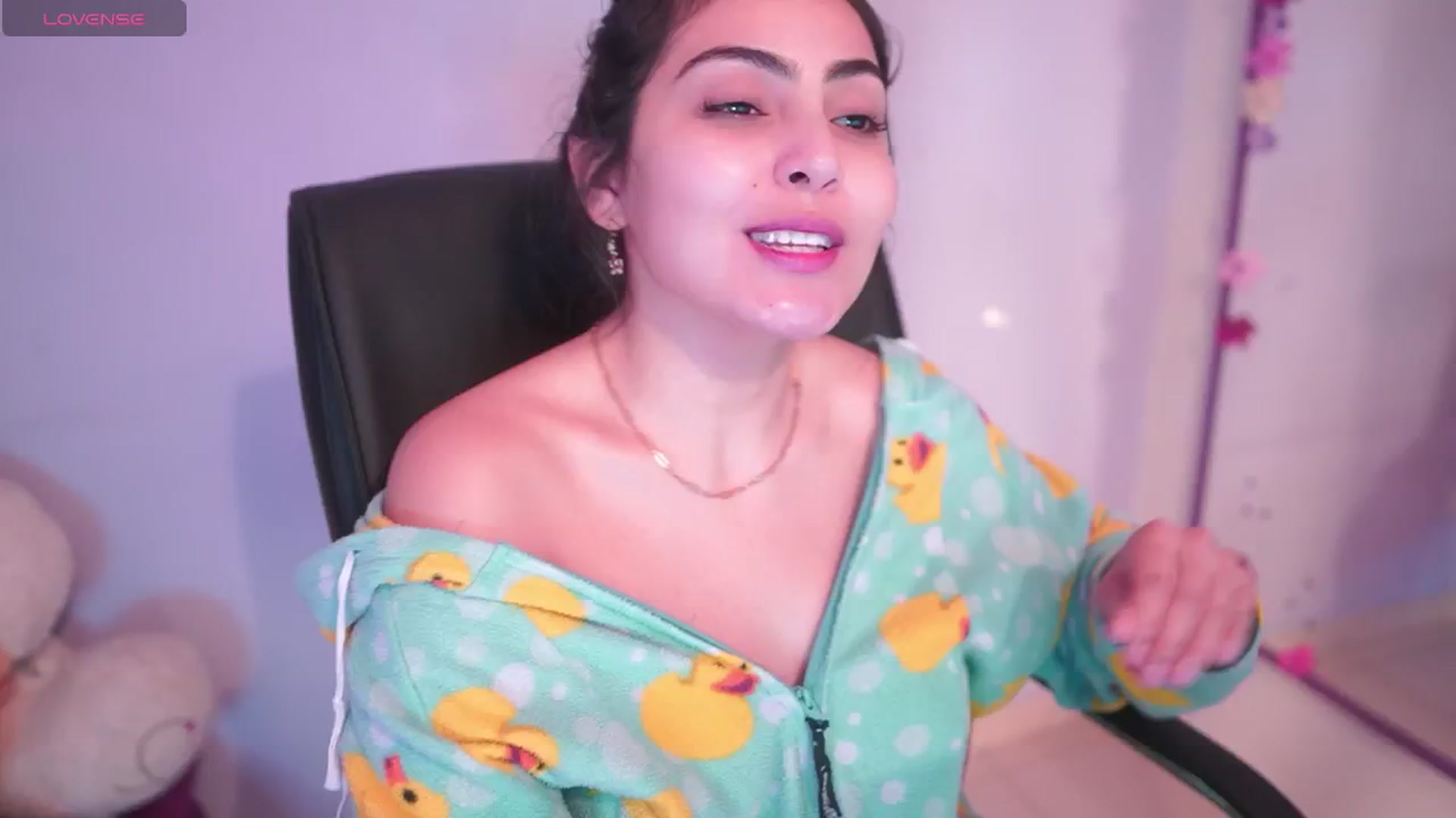 Gallery image thumbnail from CARMENVILLA1's myfreecams stream on, 06/05/2025, 05:48 image 13 of 20
