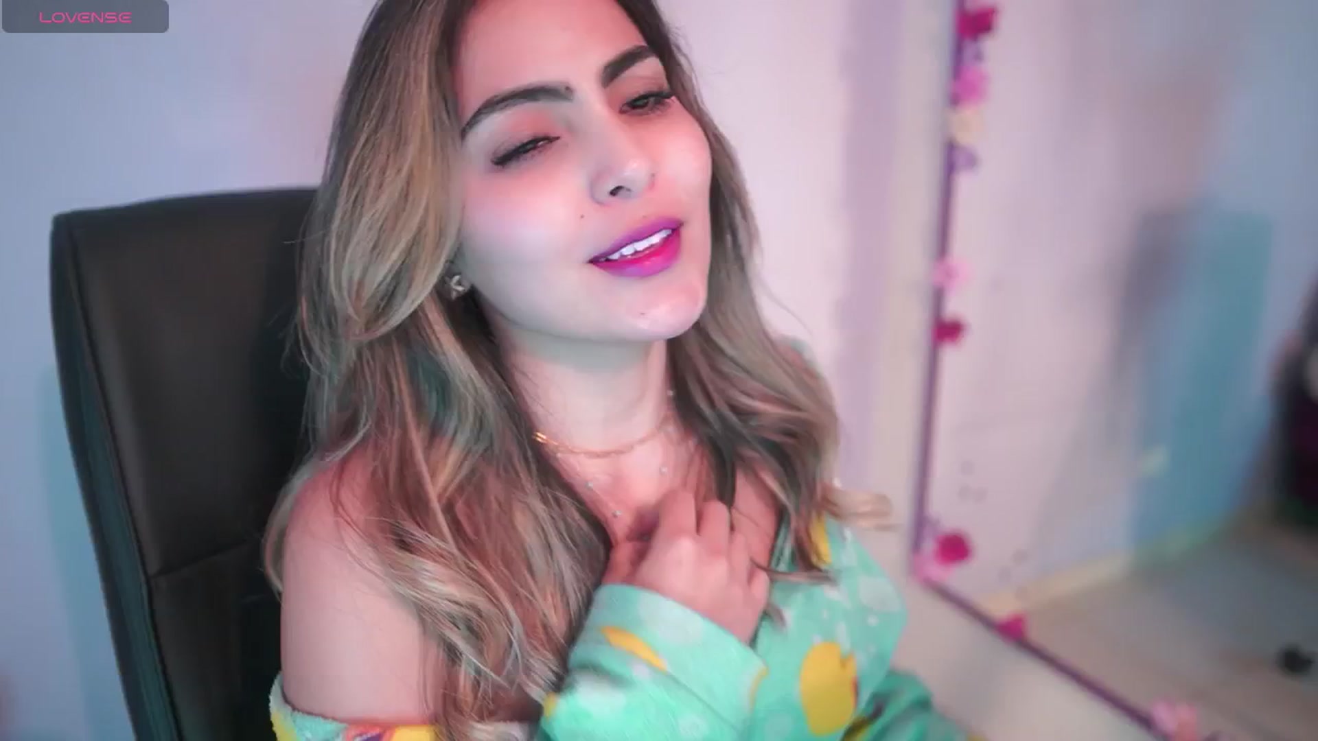 Gallery image thumbnail from CARMENVILLA1's myfreecams stream on, 06/19/2025, 06:34 image 17 of 20