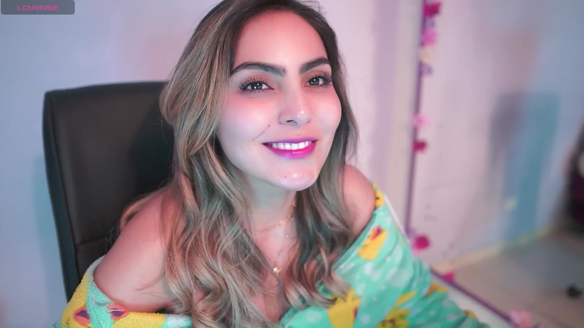 Gallery image thumbnail from CARMENVILLA1's myfreecams stream on, 06/19/2025, 06:34 image 19 of 20