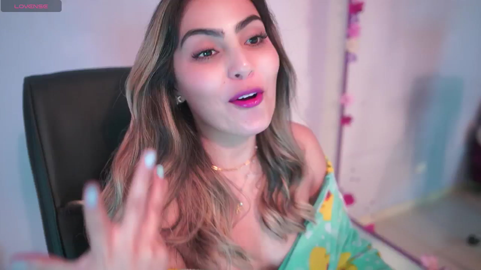 Gallery image thumbnail from CARMENVILLA1's myfreecams stream on, 06/19/2025, 06:34 image 18 of 20