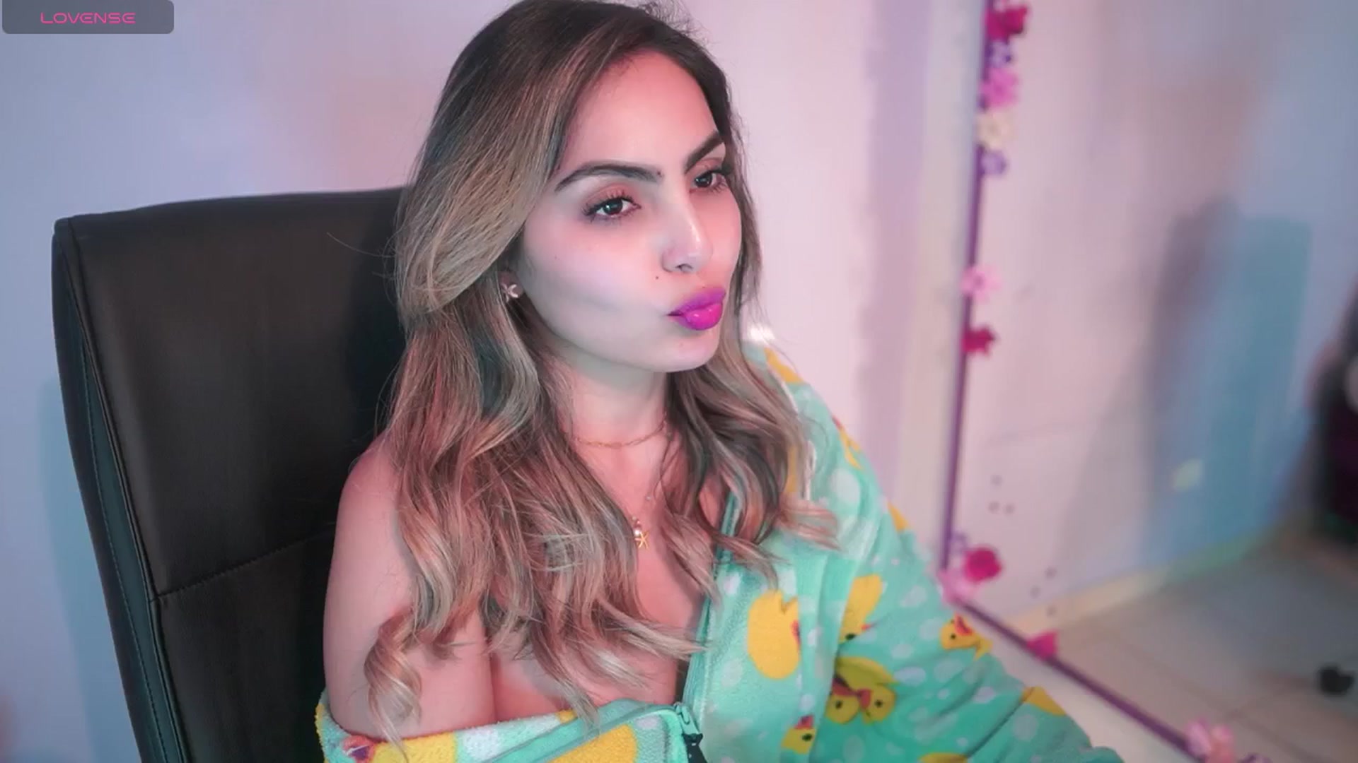 Gallery image thumbnail from CARMENVILLA1's myfreecams stream on, 06/19/2025, 06:34 image 13 of 20