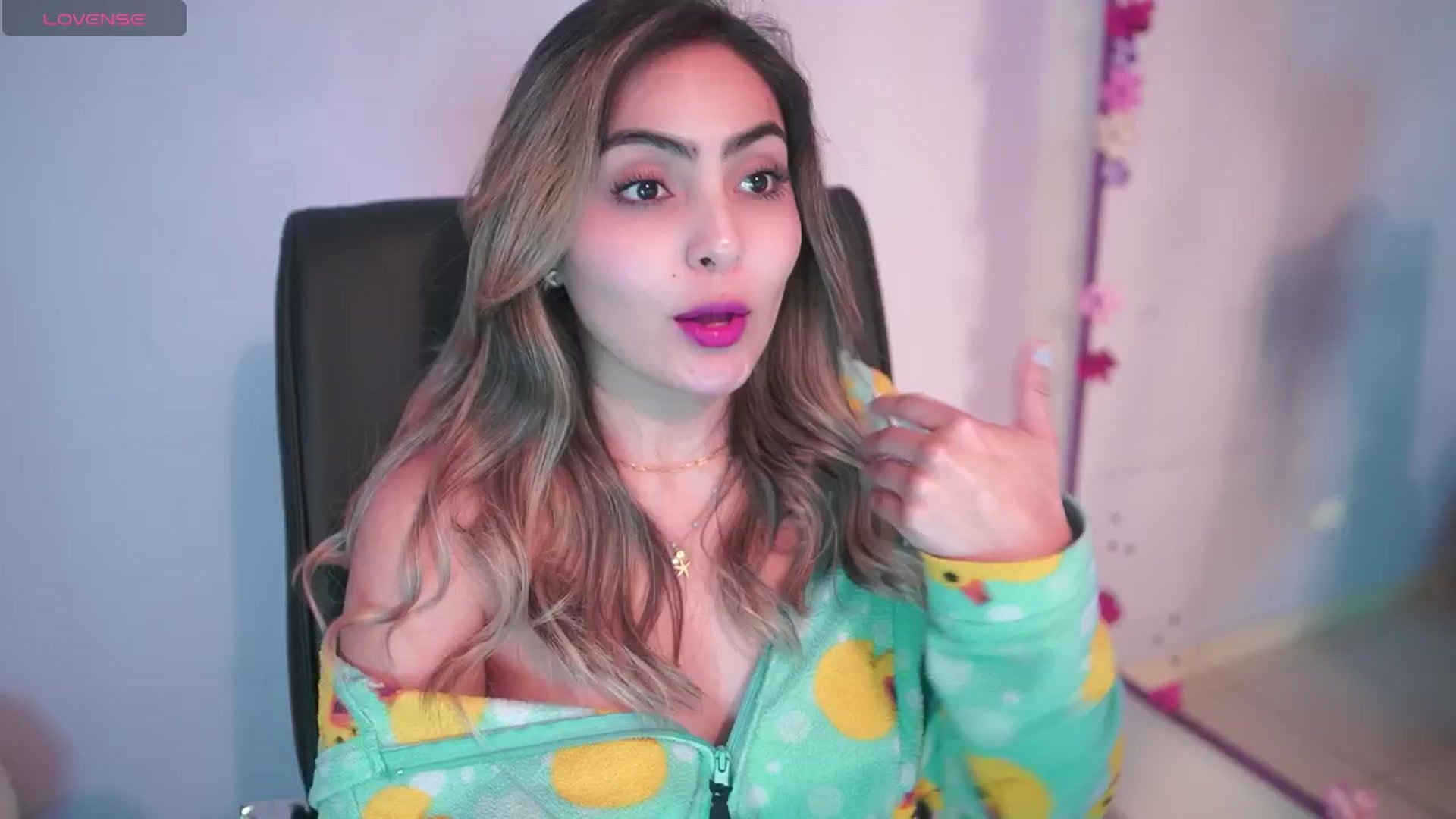Gallery image thumbnail from CARMENVILLA1's myfreecams stream on, 06/19/2025, 06:34 image 3 of 20